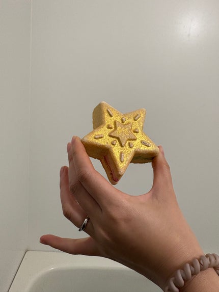 ラッシュ マジカルサンタ のクチコミ「今日の入浴剤はこれ!
クリスマスオーナメントのようですごく可愛かった
溶かしてもいろんな色が出.....」(1枚目)