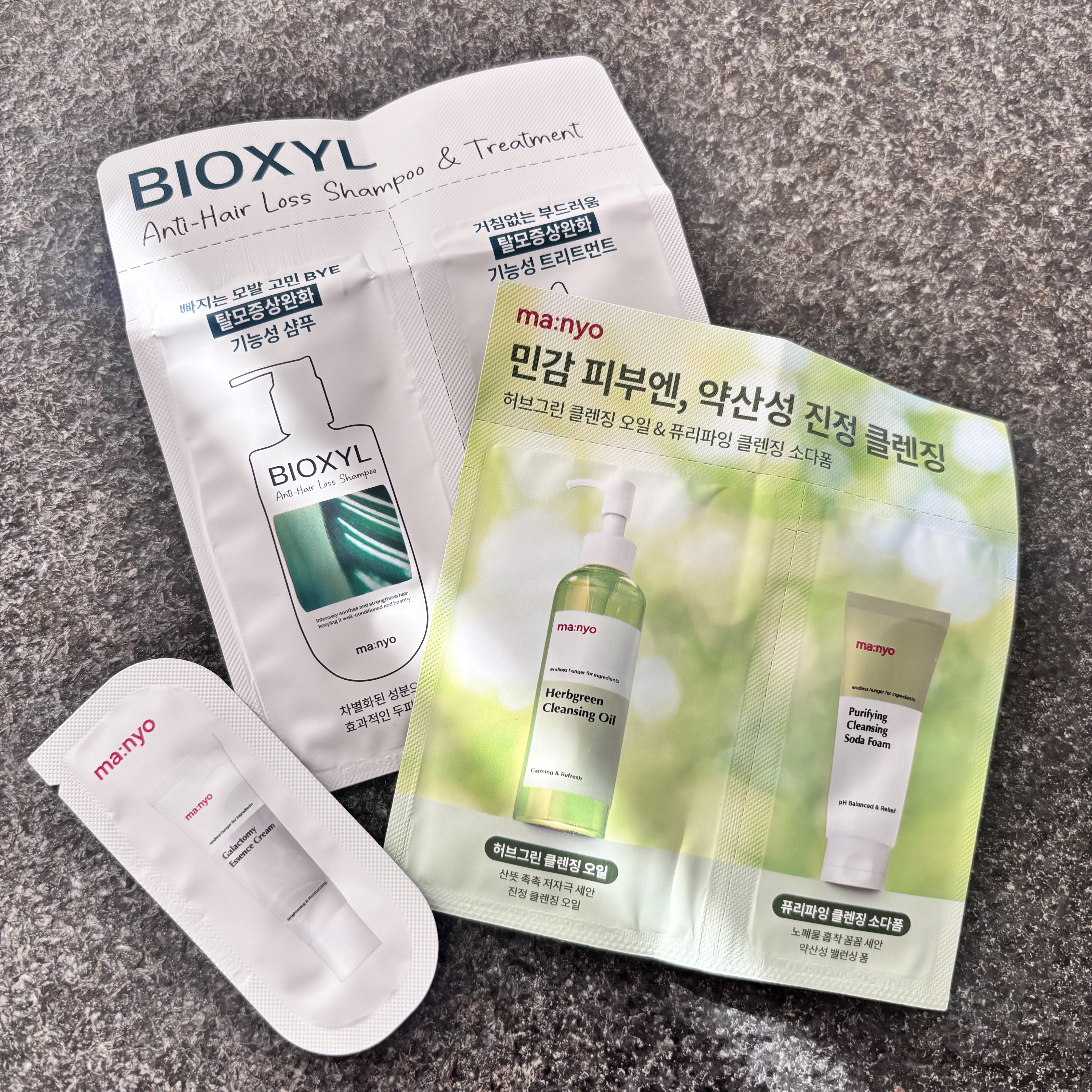 Manyo

商品購入するといつもたくさん試供品入ってて嬉しい。
シャンプー、トリートメント気になります✨

#manyo
#韓国コスメ
#ヘアケア
#お試し