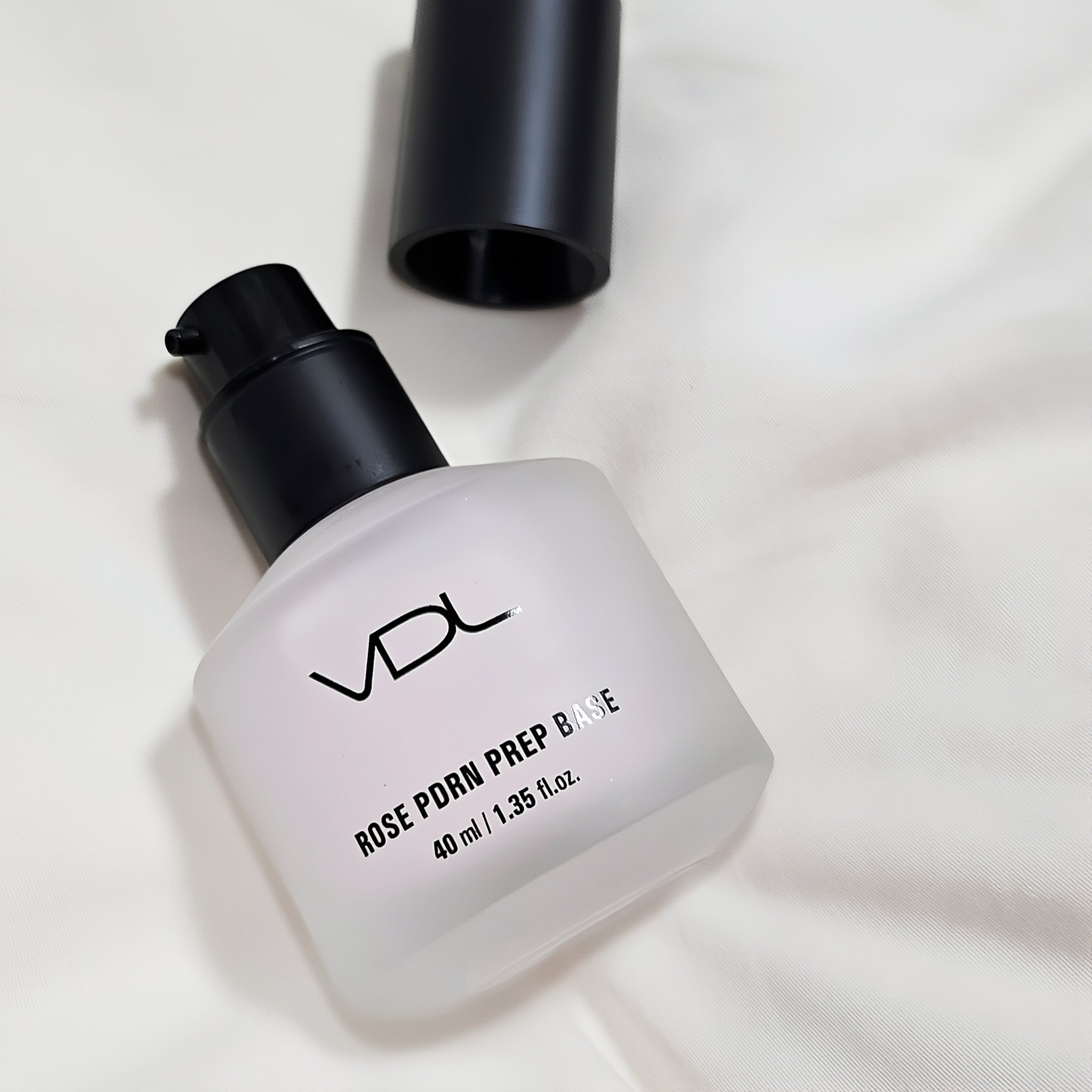 VDL 
 ピンクＰ エッセンスベース

ウォータリーなセラムで、
次のベースをピタっと密着させてくれる化粧下地。

ローズPDRN*配合で、
しっとりしていてメイクのりアップ！
乾燥肌、インナードライ肌にもおすすめ
華やかなローズの香りつ