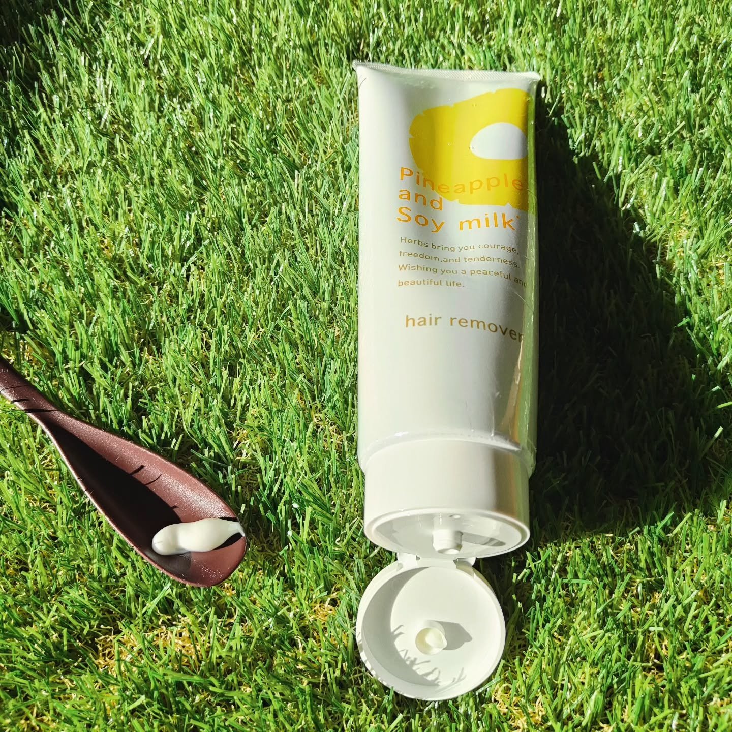 ❮ パイナップル豆乳除毛クリーム ❯

除毛クリーム特有の、ツンとしたイヤ〜な香りじゃない！🍍

伸びも良く塗りやすい✨

使用後もヒリヒリせず、お肌しっとり💕

