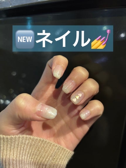 なしか フォロバ100🩵 on LIPS 「雪っぽい白のカラグラネイルにしました💕ハートのパーツも気に入っ..」(1枚目)