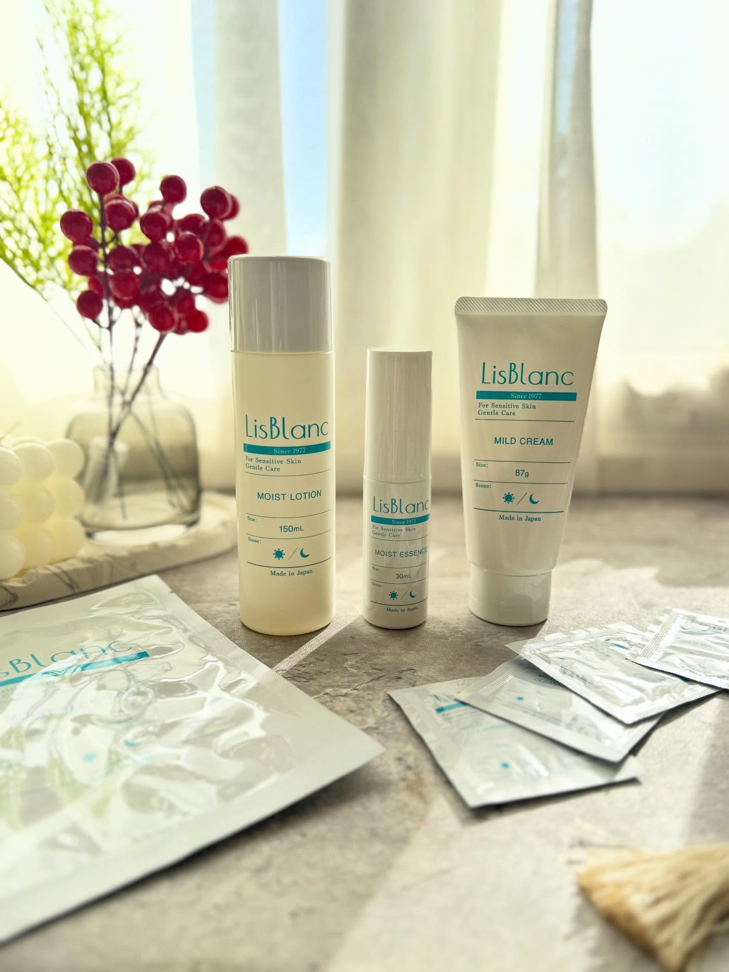 LisBlanc
✔フェイスマスク
しっかり潤って補給できて、使用後はぷるんとしてハリのあるお肌に✨️
柔らかいシートがお肌に高密着で気持ちいいよ🌿‬

✔トナー
お肌に水分チャージができてしっとり潤うよ🩵
少しとろみのある化粧水でもっ