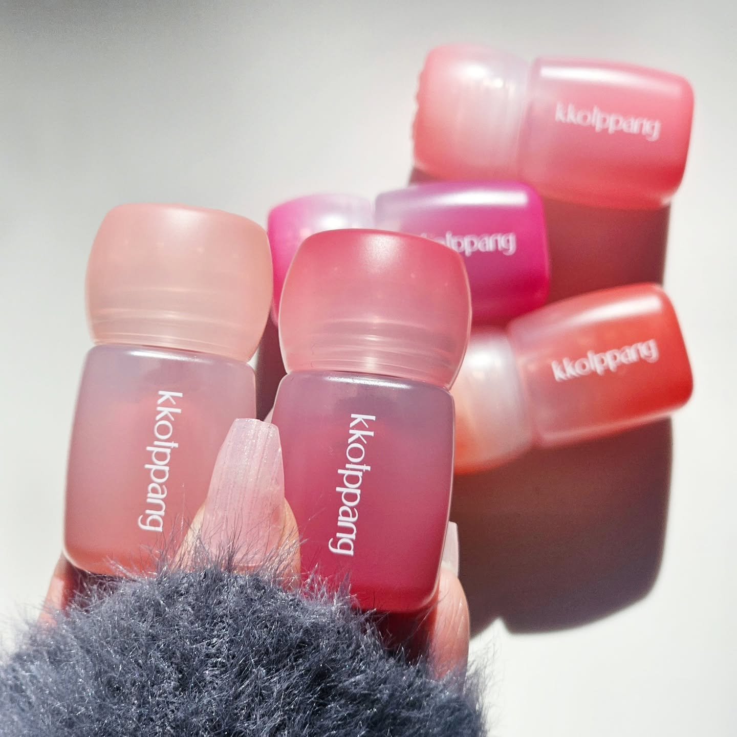 kkotppangのピネローズブラー ティント マットをいただきました♪⁡
⁡
お花モチーフのパケ可愛い︎💕⁡
⁡ふんわり軽い使用感だから、唇にもふわっとのるよ！⁡
⁡⁡
⁡グラデーションにして使うのが好きです🌹.*

11/26(月)