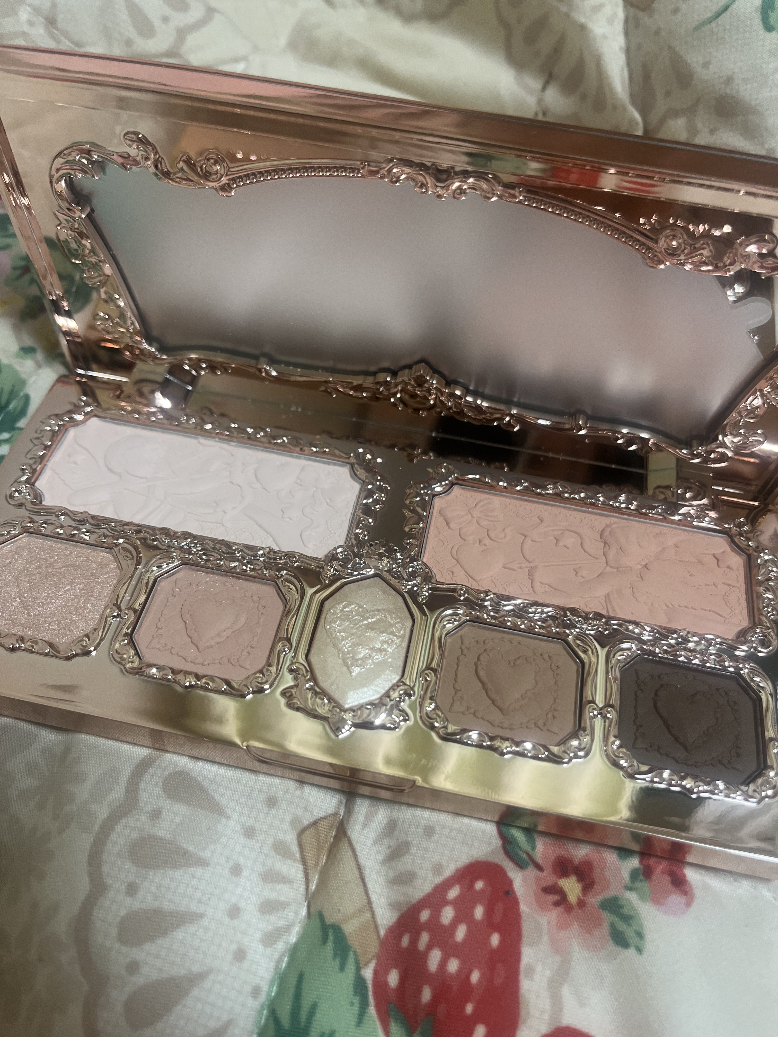 ストロベリーキューピッドコレクション メイクアップパレット 01 HoneyCanelé/FlowerKnows/アイシャドウパレットを使ったクチコミ（2枚目）