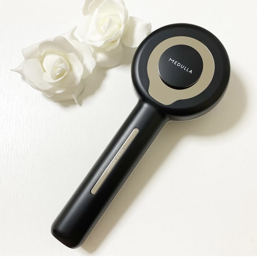 MEDULLA スカルプエアショット

髪や頭皮の年齢悩みにおすすめ
EMS×赤青LED搭載の頭皮リカバリーデバイス💫

モードが1から3まであり
用途に合わせて選ぶことができます🙌

濡れた髪と乾いた髪どちらにも使用OK。

ボタン1