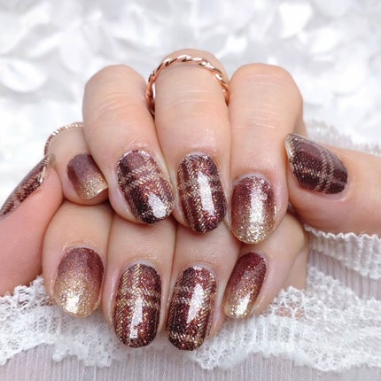 ✴
✴
#貼るだけマニキュアインココ 💅
をおためしさせていただきました💖
✴
#チョコレートチェック 🤎✨ 使用😍
やりたいけどなかなかできないチェックが貼るだけで簡単に完成〜💕💕💕
カラーもデザイ