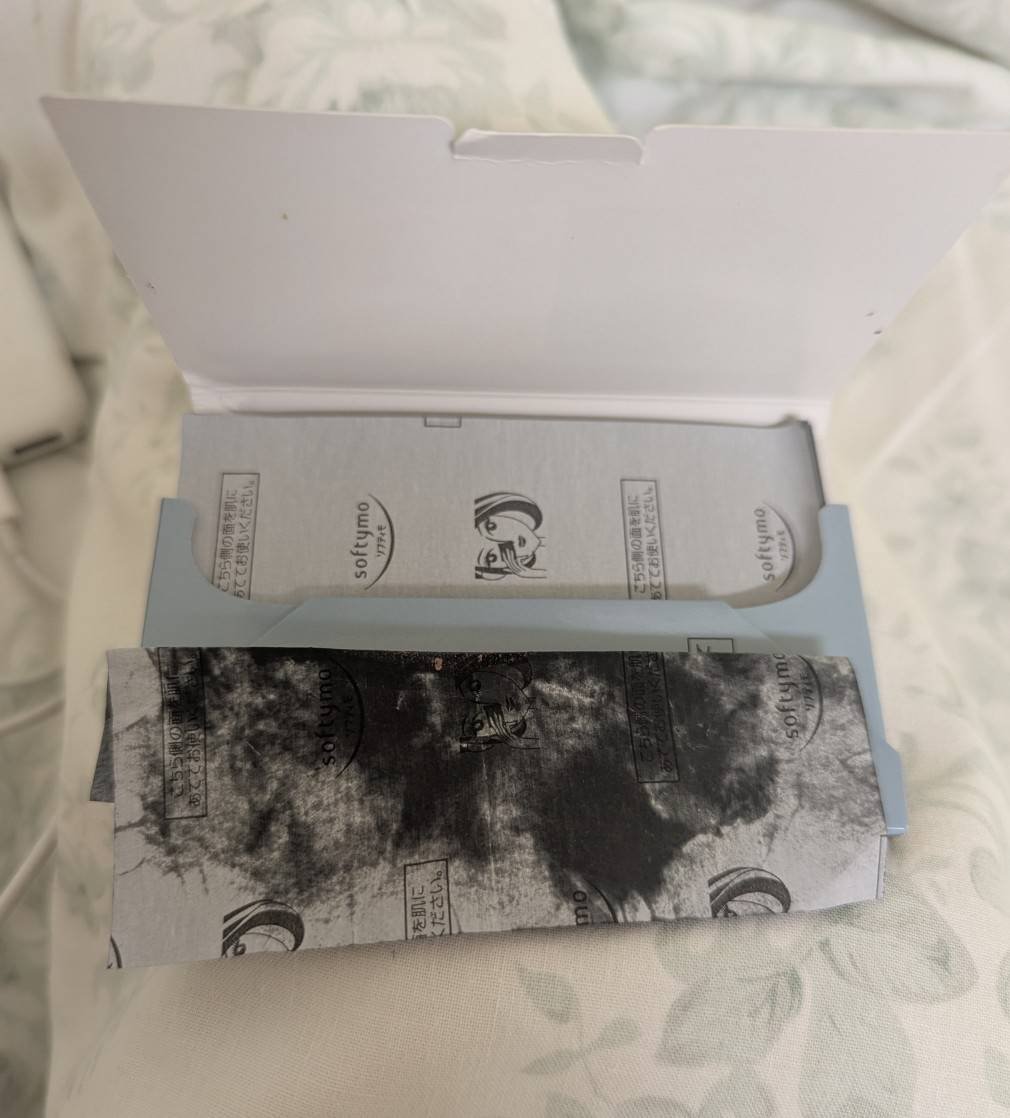 このあぶらとり紙お気に入りになっちゃった。
皮脂が付くと黒くなって『とれたあ』って感じがして好きです。

もったいないからダイソーのあぶらとり紙をふだんは使ってます。