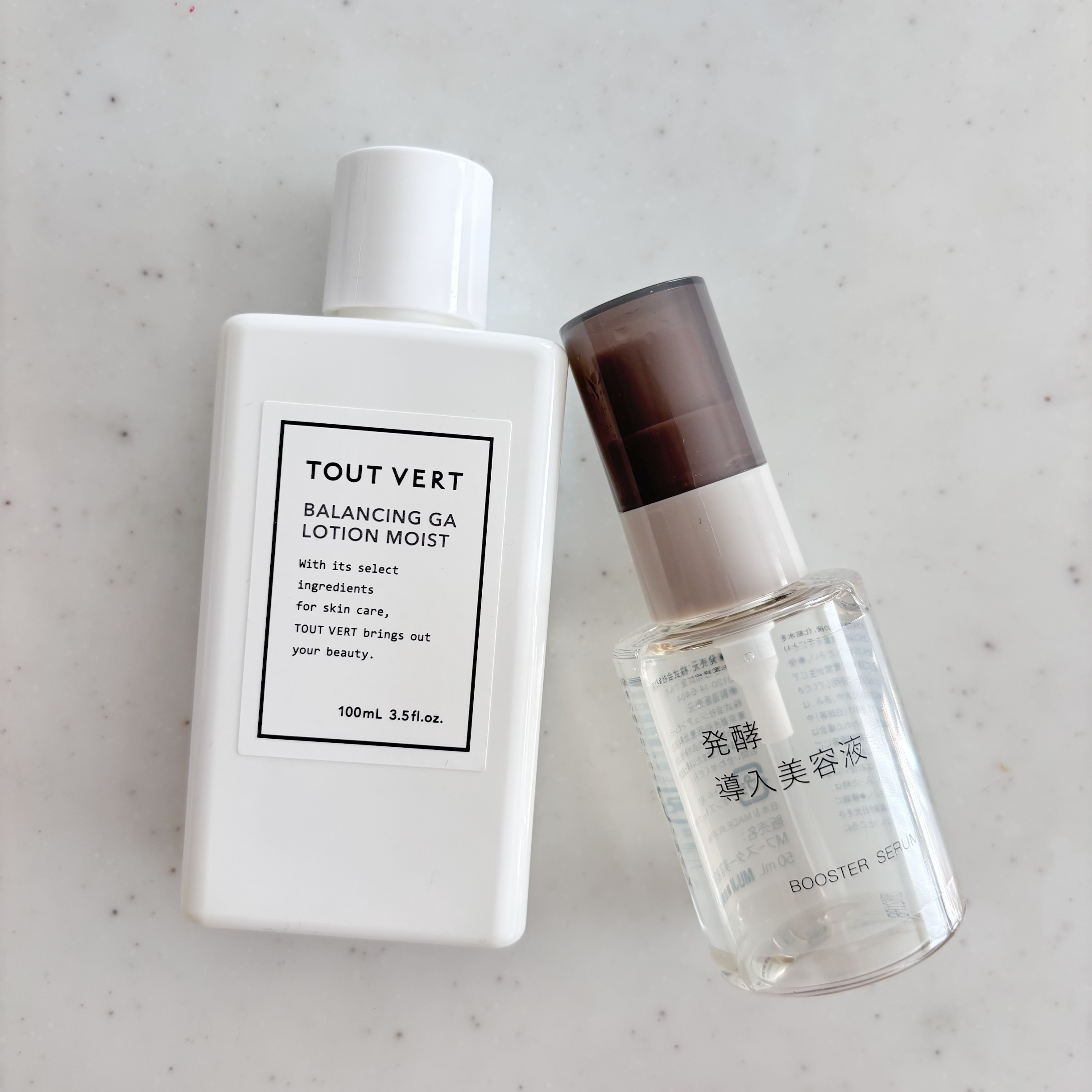 無印良品　発酵導入美容液
TOUT VERT　バランシングGAローション

最近の朝のスキンケア☺️
保湿力高めでお気に入り。

化粧水はとろっとしたテクスチャーで乾燥の季節にもおすすめ。
開け口部分が太めで結構ドバッとでます。
最近スプレ