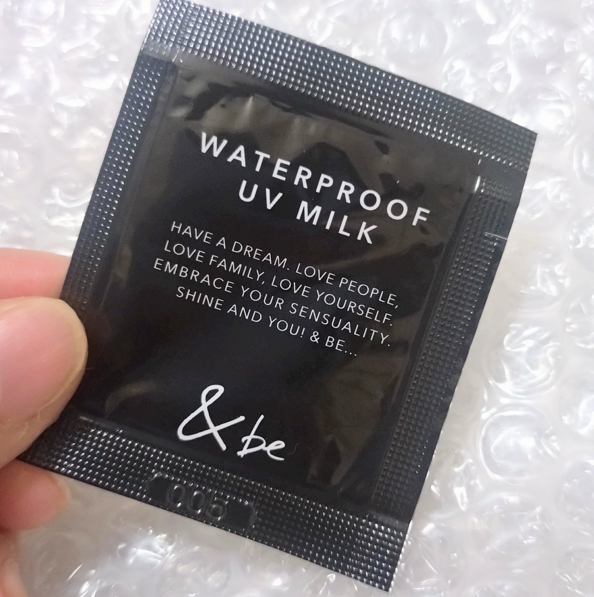 白いミルクテクスチャーですが、伸びもなじみもいいです。
そして、しっとりと肌が仕上がるのでとてもいい‥！
スキンケアのようなしっとり感です。
冬のUVにも、乾燥しにくそうだし、お値段も手頃。
現品買いたいです！
