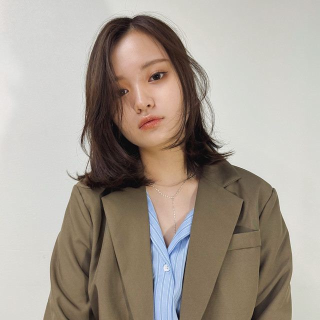 正面を向く女性