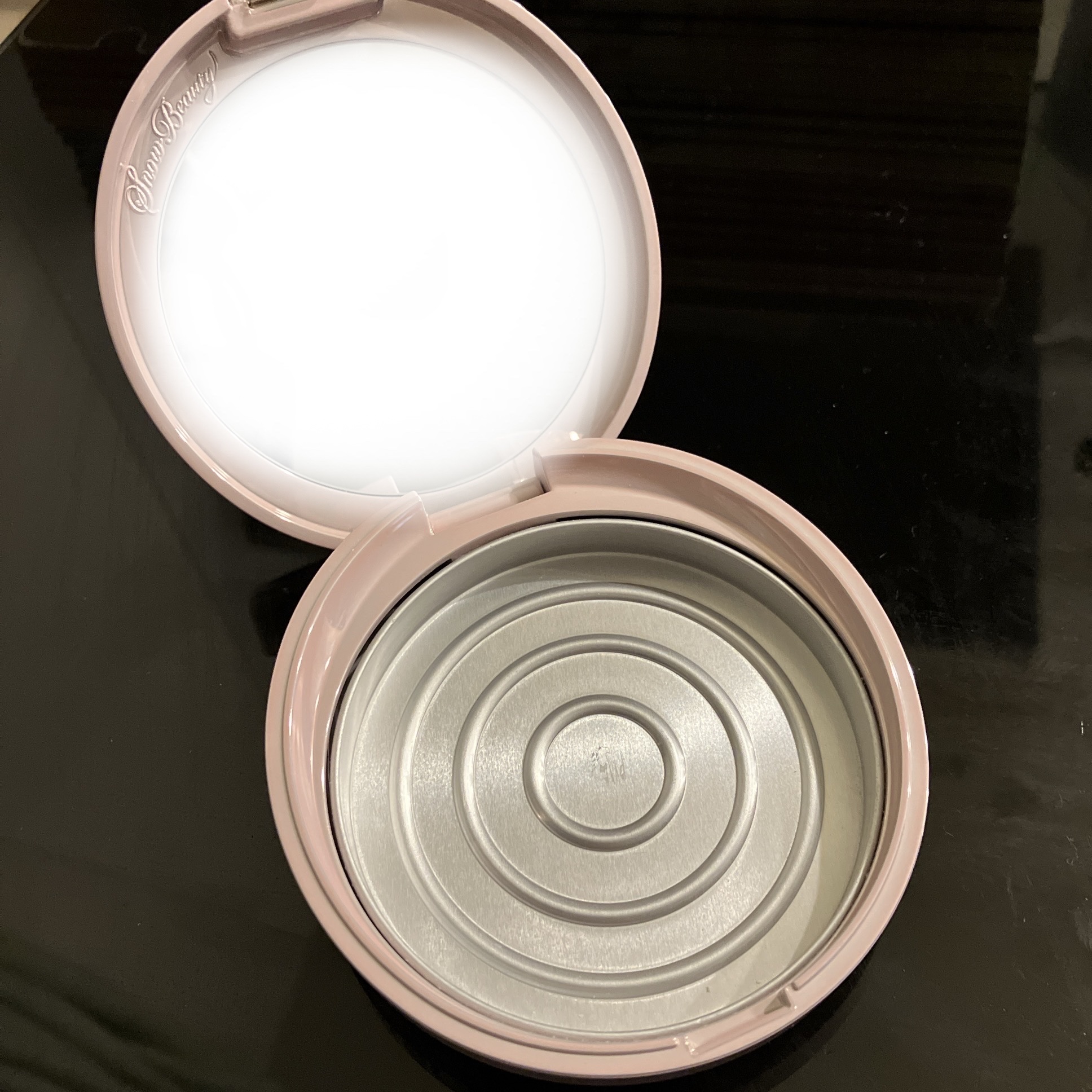 #使い切り

スノービューティー
  ホワイトニング フェイスパウダー 2020


スキンケア後のパウダーを再開してから
やっぱ毎日使うと消費早いなぁ、、
と1番実感してるこれ

年1販売って考えると
レフィル付き売ってないと困るね😰
