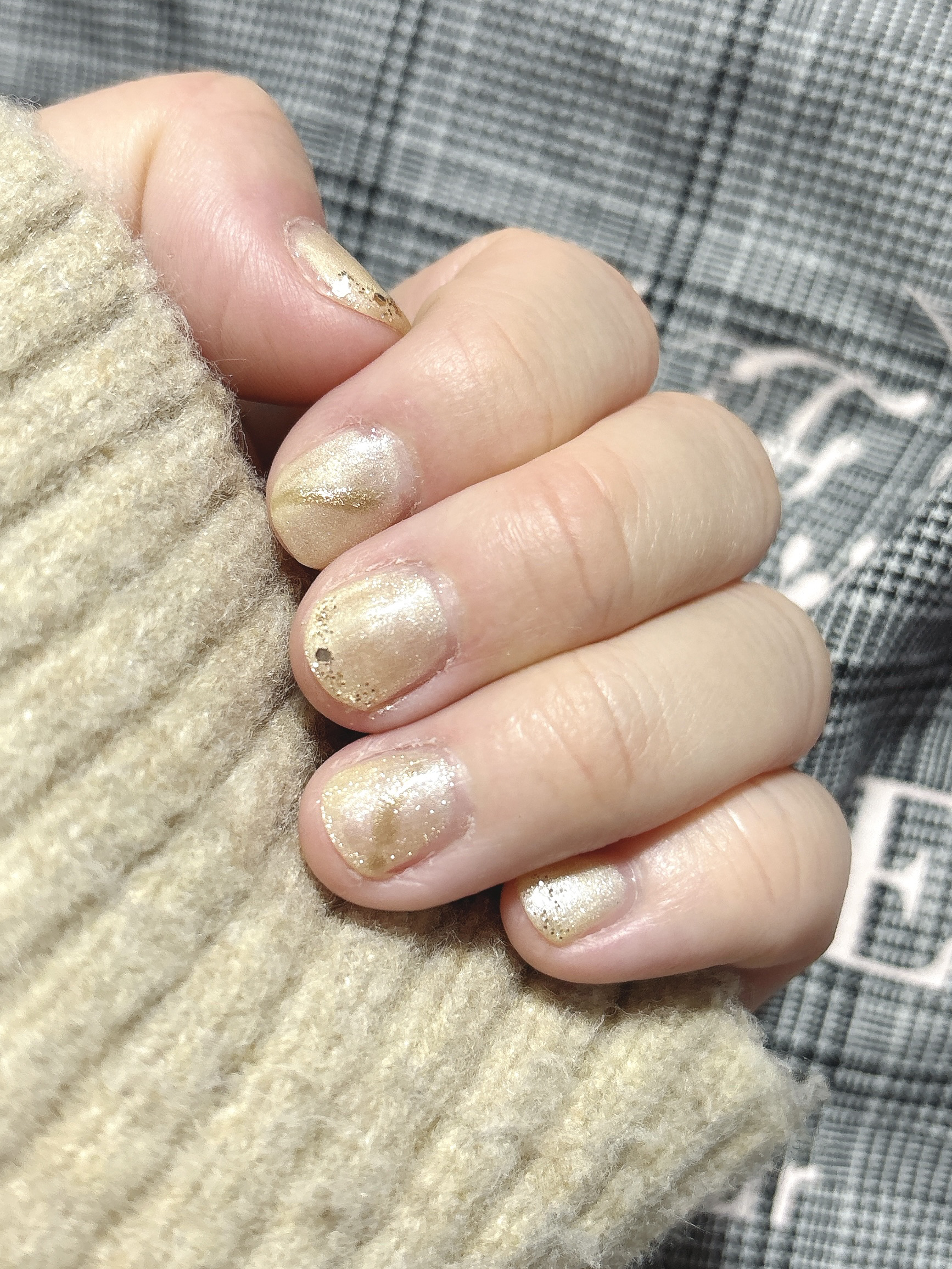 先日のおでかけネイル💅

ちょっとクリスマスっぽくしたくてホワイトのマグネット✖︎ゴールドにしました🤍
セリアのエクリュホワイト、青みがないので変に白すぎず肌馴染みの良いベージュよりで、ゴールドとの相性が良くてすごく可愛かったです❄️
