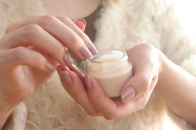 ハンドクリームを塗ろうとしている女性の手