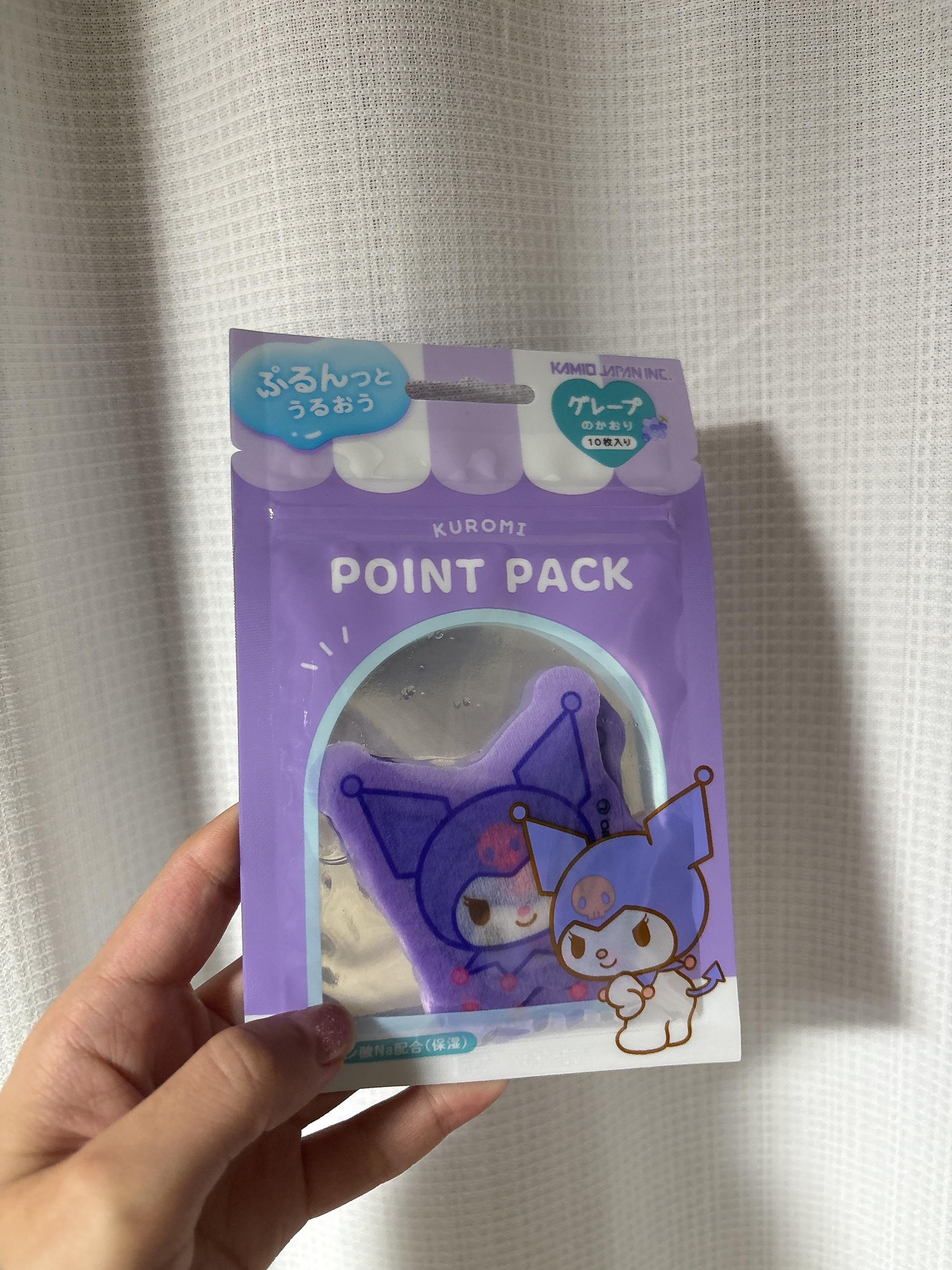 クロミちゃんポイントパック！
ぷるんと潤う、グレープ🍇の香り❤︎
ヒアルロン酸Na配合

保湿も叶えてくれます。
396円税込み、使い方▶︎
洗顔後、化粧水で肌を整えてからお使いください。
顔や手足、ヒジやヒザなどの気になる部分に密着させ