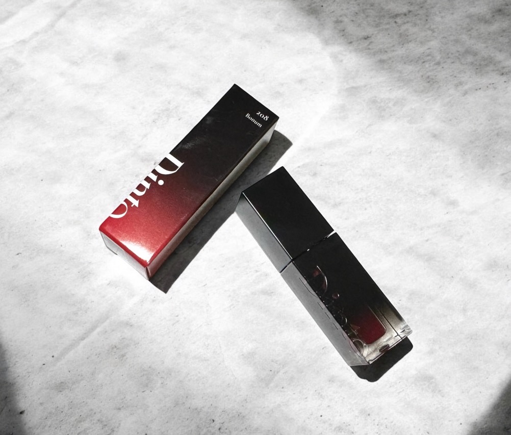 Dinto ディーント ブラーグローイリップティント #208Bonum
⁡
みずみずしく澄んだガラスのようなツヤ感を演出するティントリップ
⁡
⁡
みずみずしいテクスチャー
⁡
すーっと塗れます
⁡
膜が薄くてべたつきや重苦しさのない使用