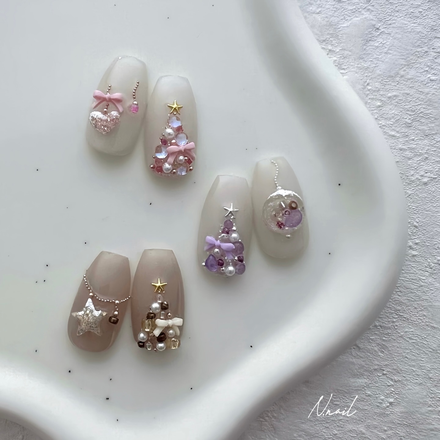 #クリスマスネイル,#ツリーネイル,#オーナメントネイル,#冬ネイル,#ビーズネイル,#スノードームネイル,#大人可愛いネイルのネイルデザイン