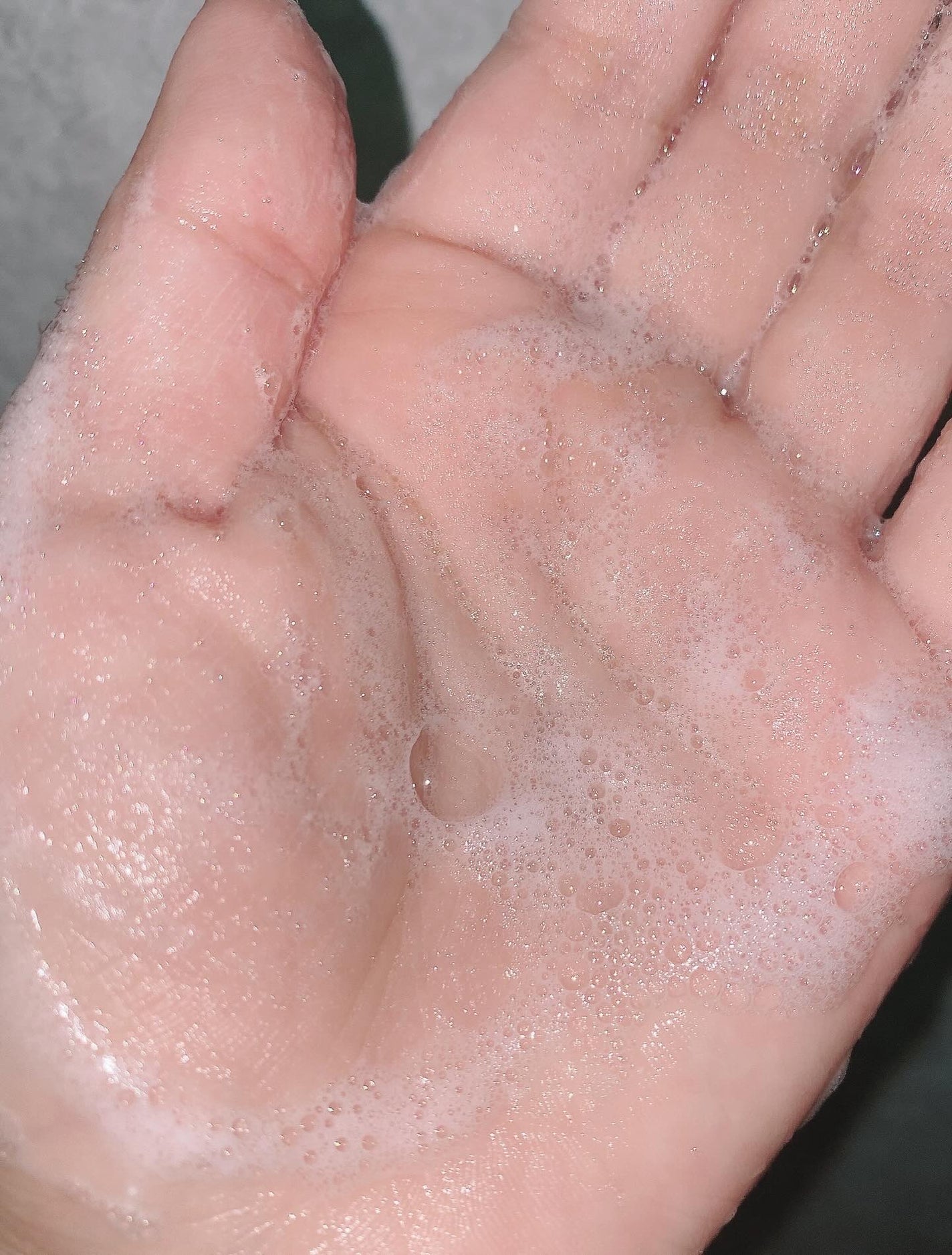 スクラブボディウォッシュ フラワーマーケット ホワイトチューリップ/LUV SCENT/ボディスクラブを使ったクチコミ(3枚目)