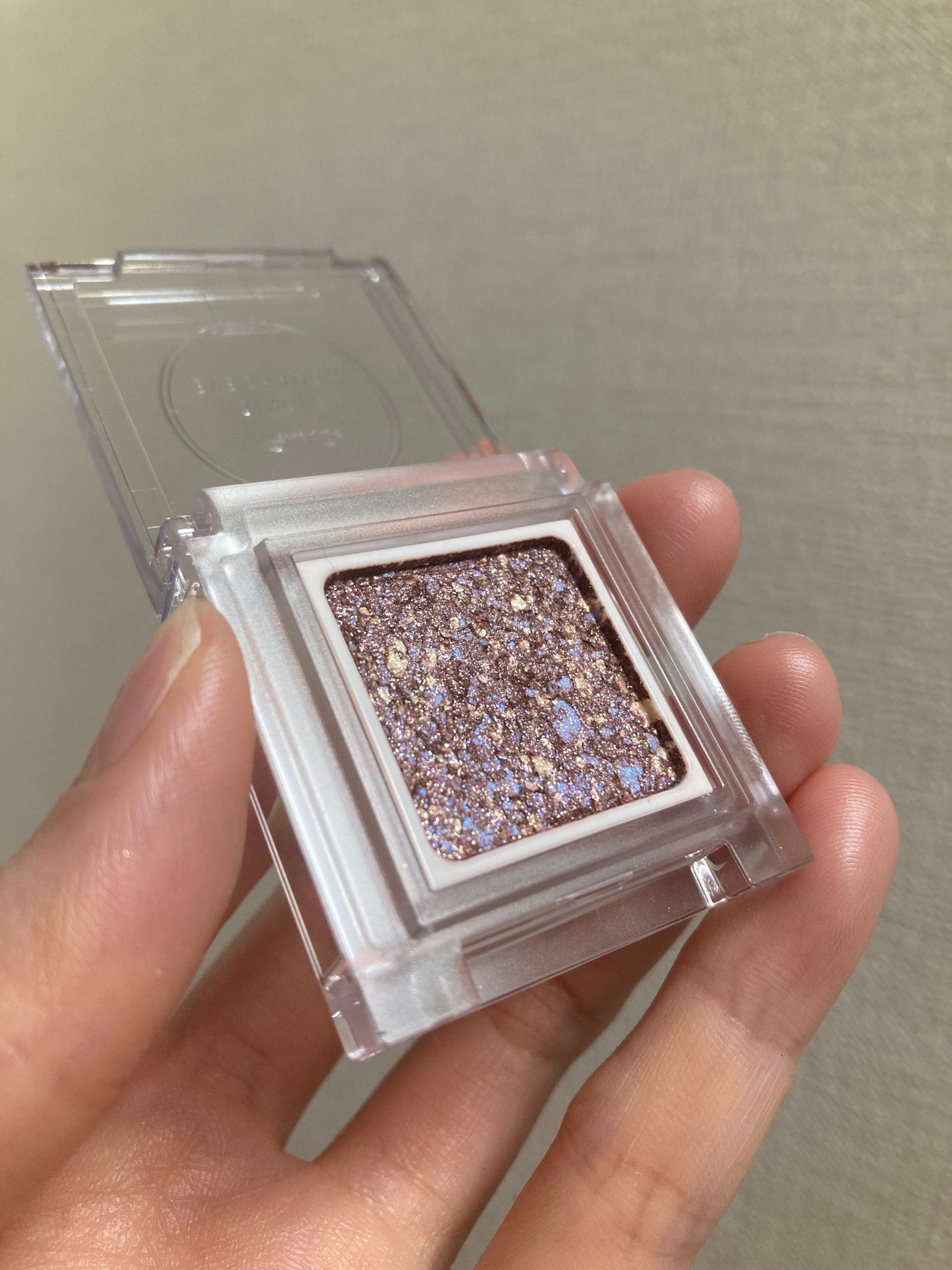 嘘が苦手なくま on LIPS 「めちゃくちゃ派手な色味に見えますが、塗ってみると落ち着いた色味..」(5枚目)