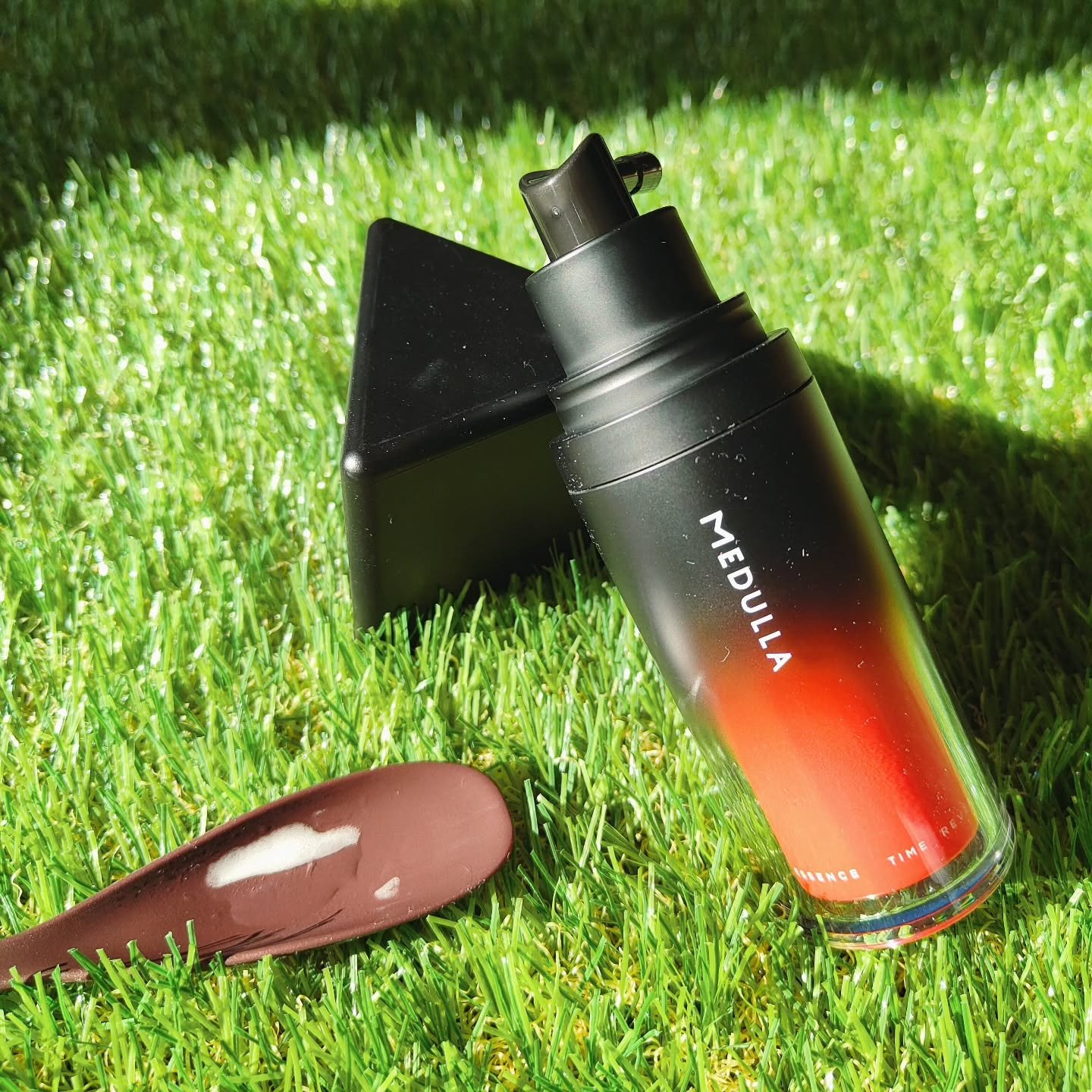 ❮ MEDULLA タイムリバーススカルプエッセンス ❯

17型コラーゲンを補う頭皮エッセンス🌈

まず、見た目がカッコいい✨

ノズルが長いので、使いたい頭皮部分に馴染ませやすい！

ベタつかないので、朝出かける前にもケアしやすい☺
