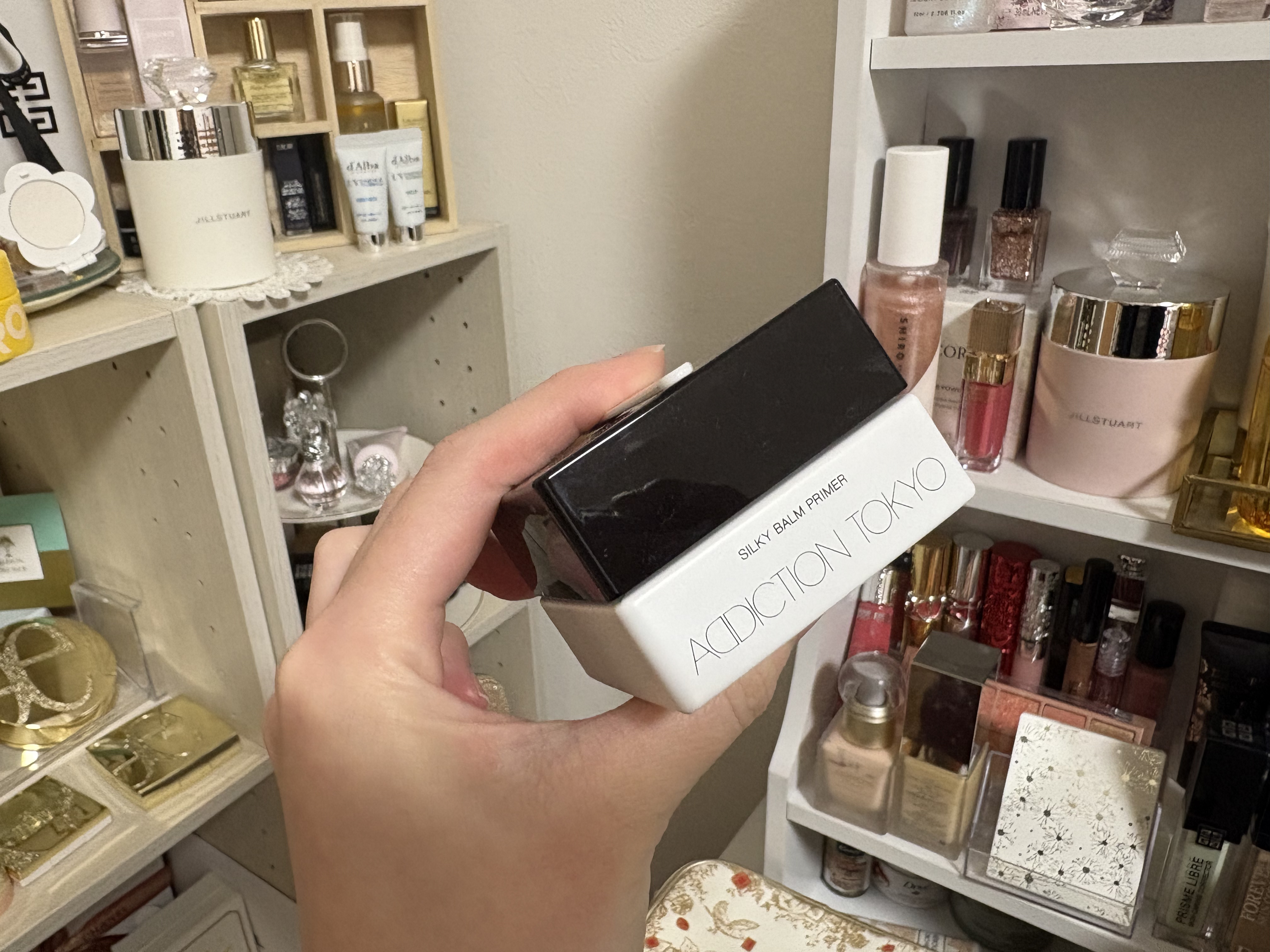 ADDICTION
【アディクション シルキーバーム】

冬でもTゾーンに塗っています！私は全顔ではなく部分用として使っているので、全然減らないです👍
こちらを塗ると安心感があります。
鼻の毛穴の凹凸を埋めてくれるので目立ちにくくしてくれ