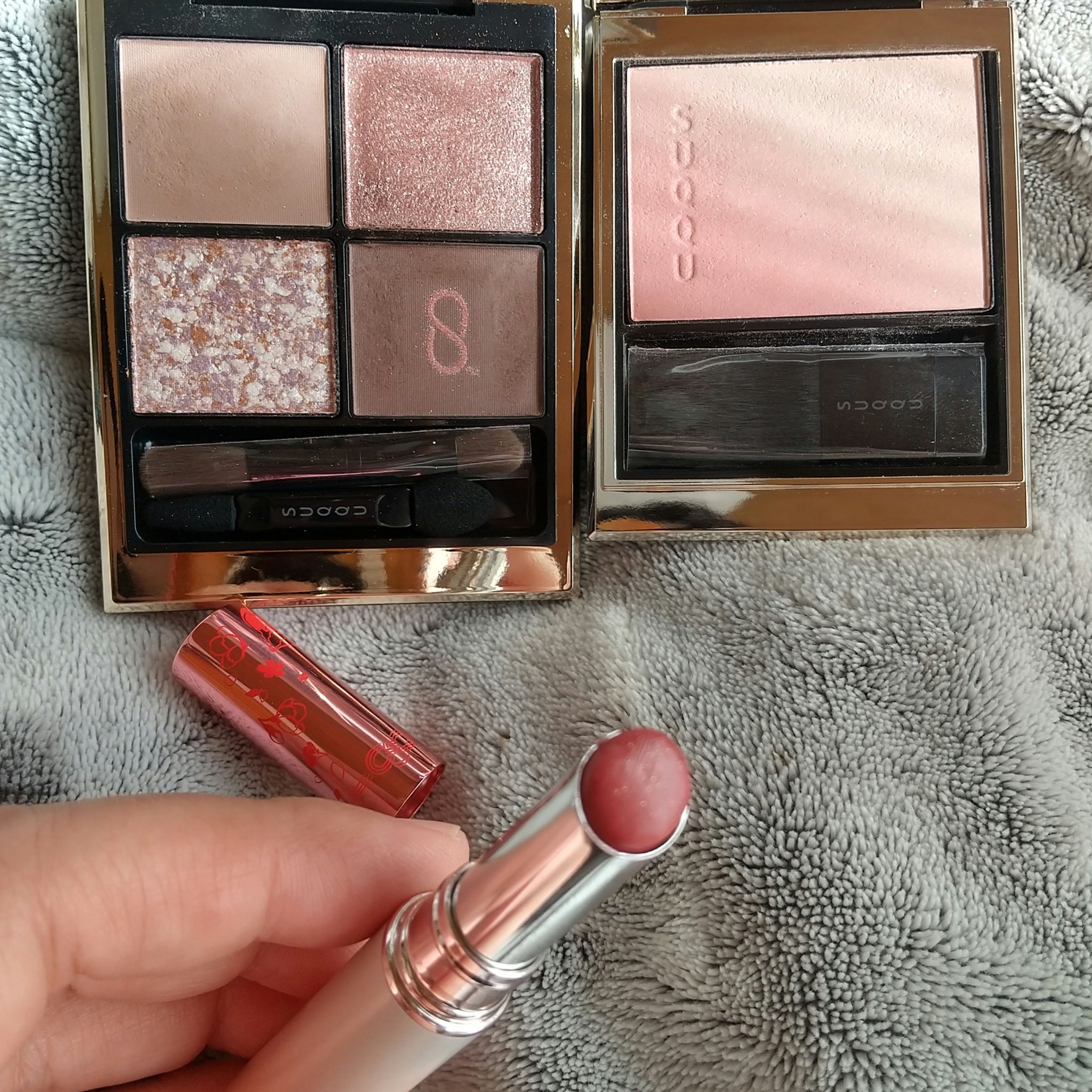 【使った商品】SUQQU シグニチャー カラー アイズ
134 桜鏡 - SAKURAUTSUSHI
ブラーリング カラー ブラッシュ 01 淡音 -AWAOTO
パラドゥ サクラヴェールリップRD02 桜つぼみ色

✼••┈┈••✼••┈