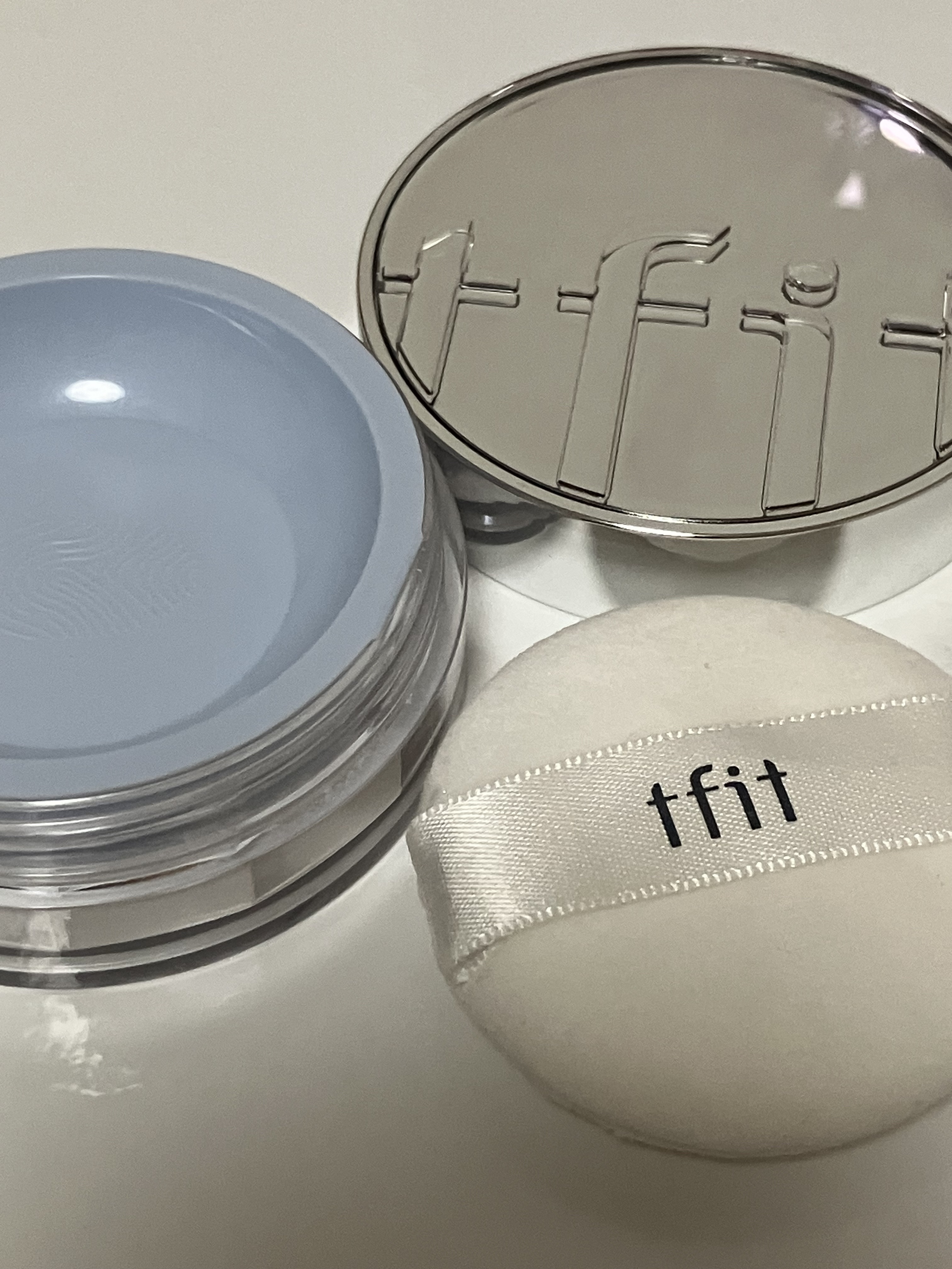 【12月 メガ割購入品】
Tfit  01 ホワイト /5g

表面さらさら・内側しっとりのセミマット肌にアミノ酸コーティングパウダーで、つっぱり感のないしっとりとした仕上がり‼️

微粒子パウダーが肌に密着し、自然なぼかし感を演出 余分な