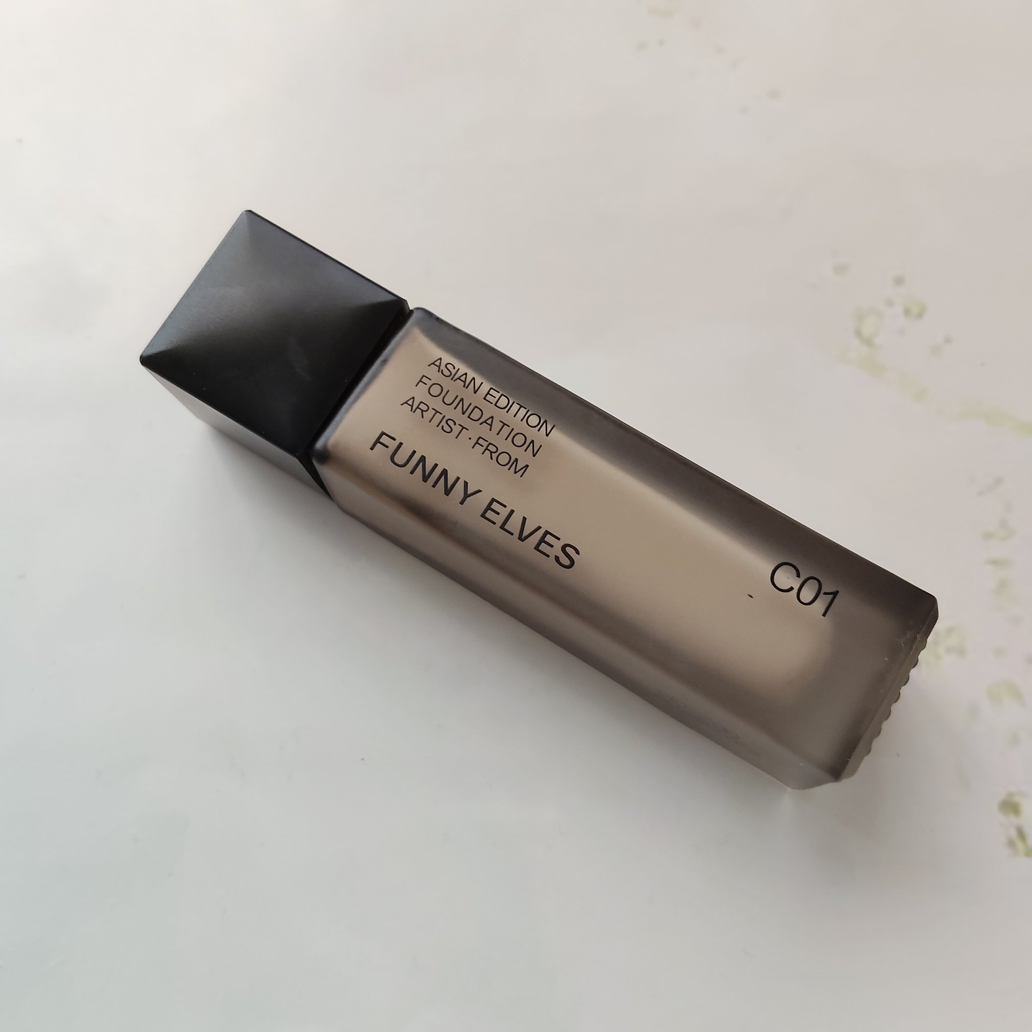FUNNY ELVES方里　コンシーラー

FUNNY ELVES方里のパウダーとファンデーションはお気に入りなのでコンシーラーも購入してみました😊

容器はファンデーションと同じで瓶っぽいタイプでちょっと重め。
チップで直接つけると量が
