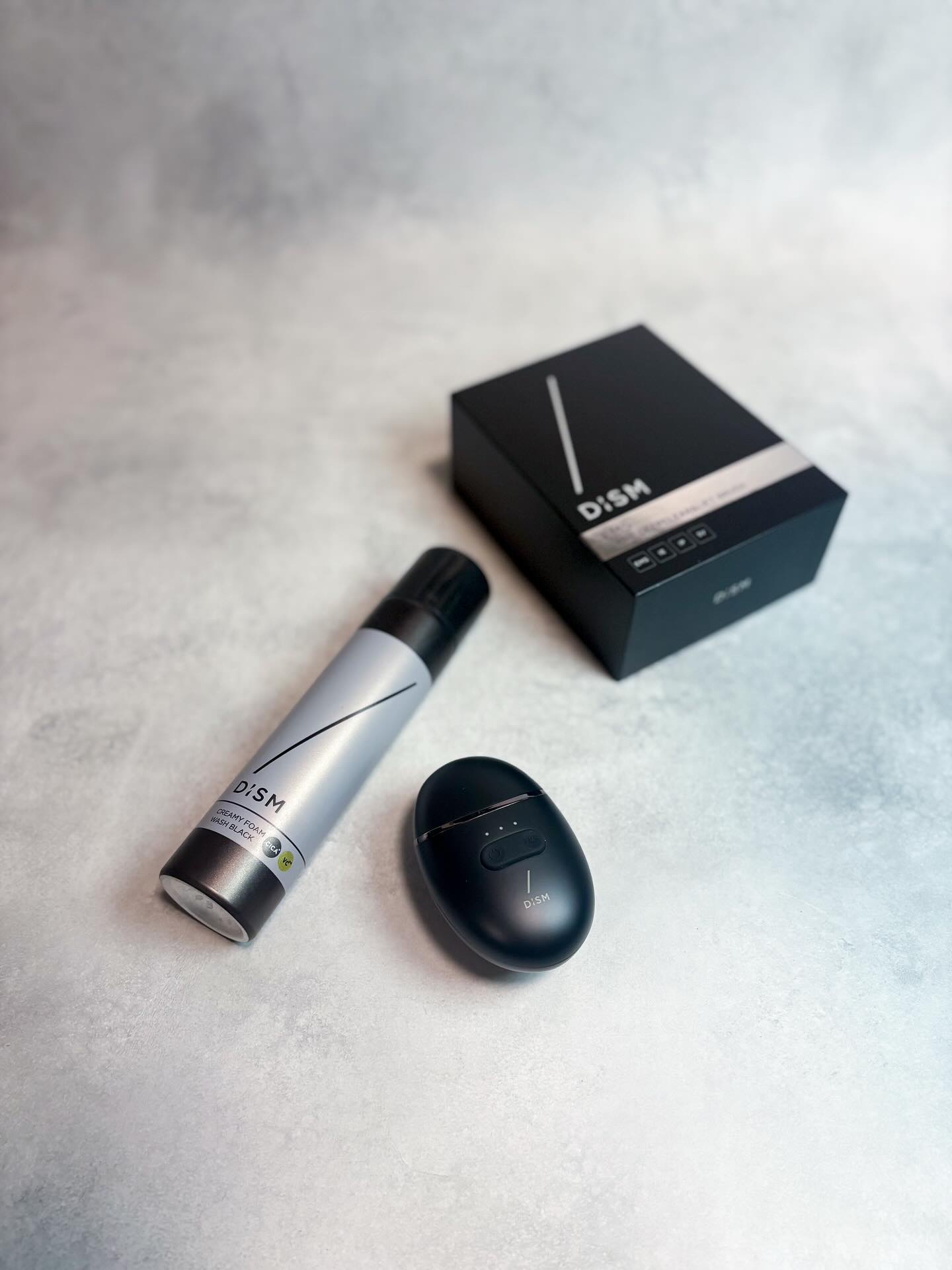 ⁡
早いもので今年もあと1ヶ月だね〜！
洗顔ブラシってもうずっと長いこと使ってきたのだけど、DISMからも出たの🐥🧡
⁡
DISM #
EMS ポアディープクリア＆リフト ブラシ
⁡
まず操作がとても簡単！
電源ボタンを⾧押しして電源を