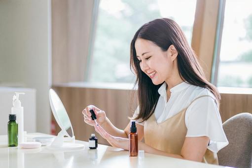 セルフネイルを楽しむ女性