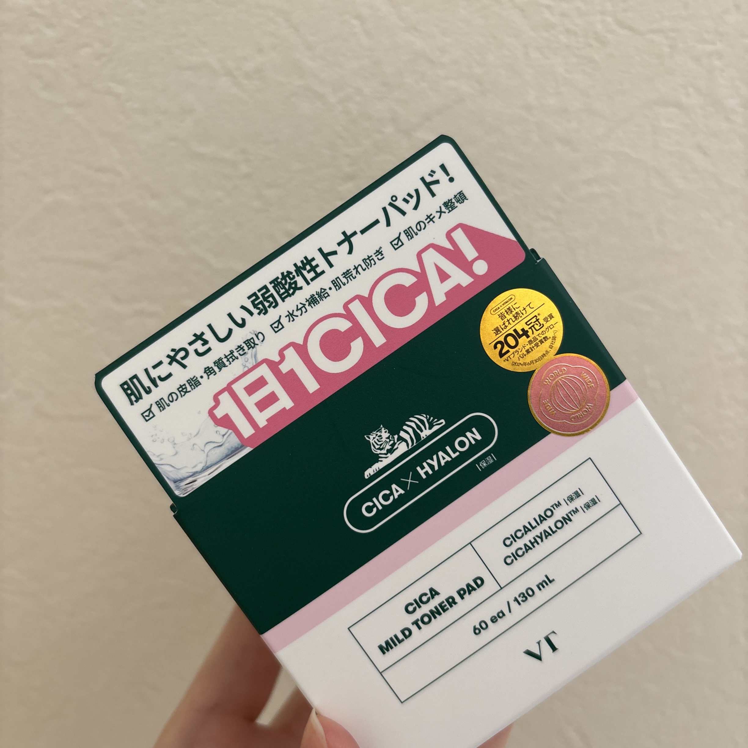 忙しい朝でも夜のルーティンにも！✨️
VTさんのCICA マイルドトナーパッド☺️

洗顔後にサッと使える60枚入りのトナーパッドで、拭き取りながら肌のざらつきや余分な皮脂をオフできるのが本当にラク…！

片面のエンボス面でふき取りをして、