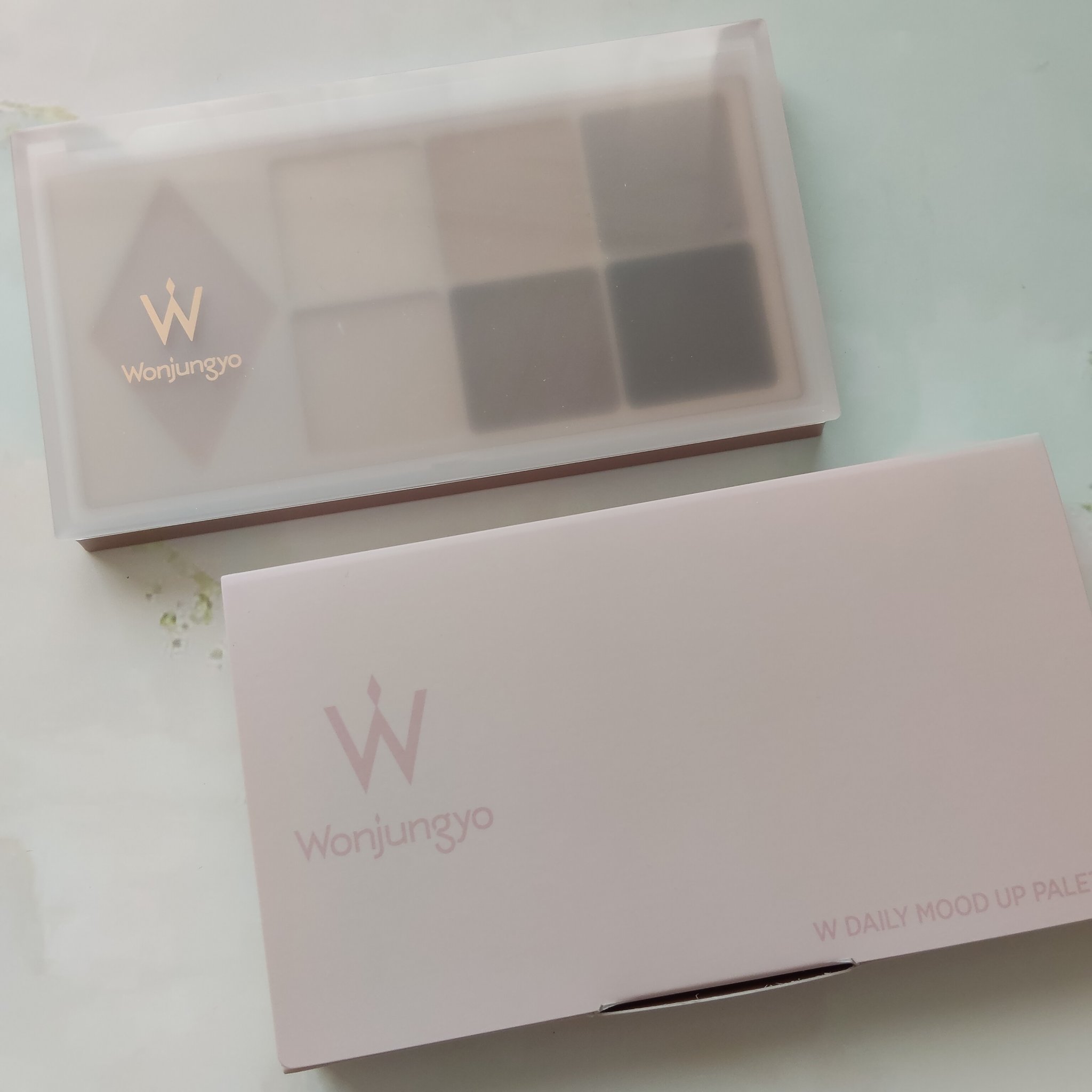 ウォンジョンヨ Ｗ デイリームードアップパレット
02トレンチブラウン

以前も使用したことがあり気に入っていたので購入しました😊
他のカラーにしようかと思ったのですがトレンチブラウンはアイシャドウ、チークだけでなくアイブロウ、ハイライト