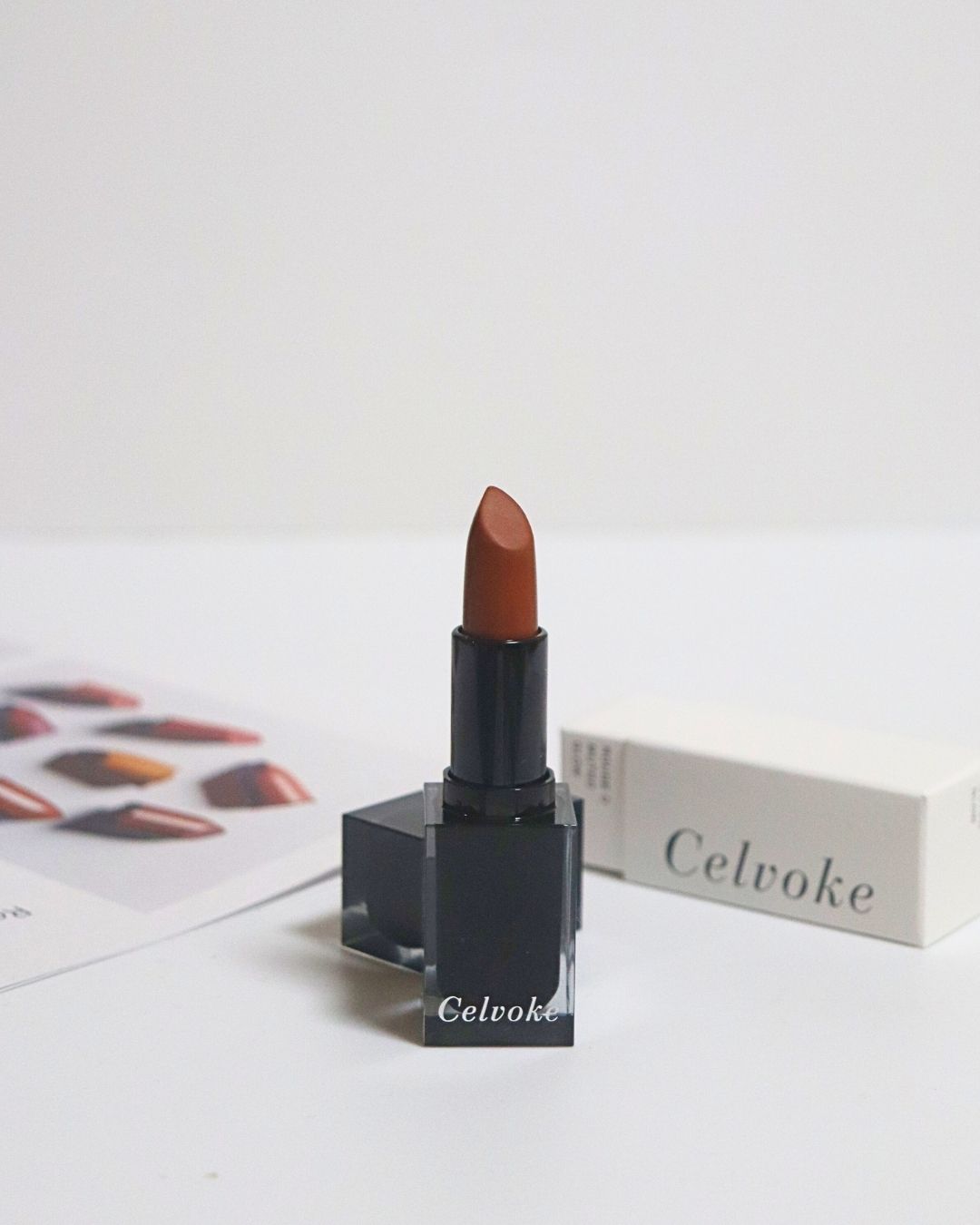 ルージュ オー ミューテッドグロウ

05 Tokyo Beat

質感はマット寄りの薄膜タイプ。
塗る前に軽くリップケアしておくと、より均一で綺麗に仕上がります◎
唇にピタッと密着する塗り心地。

05 Tokyo Beatは、
イエロー