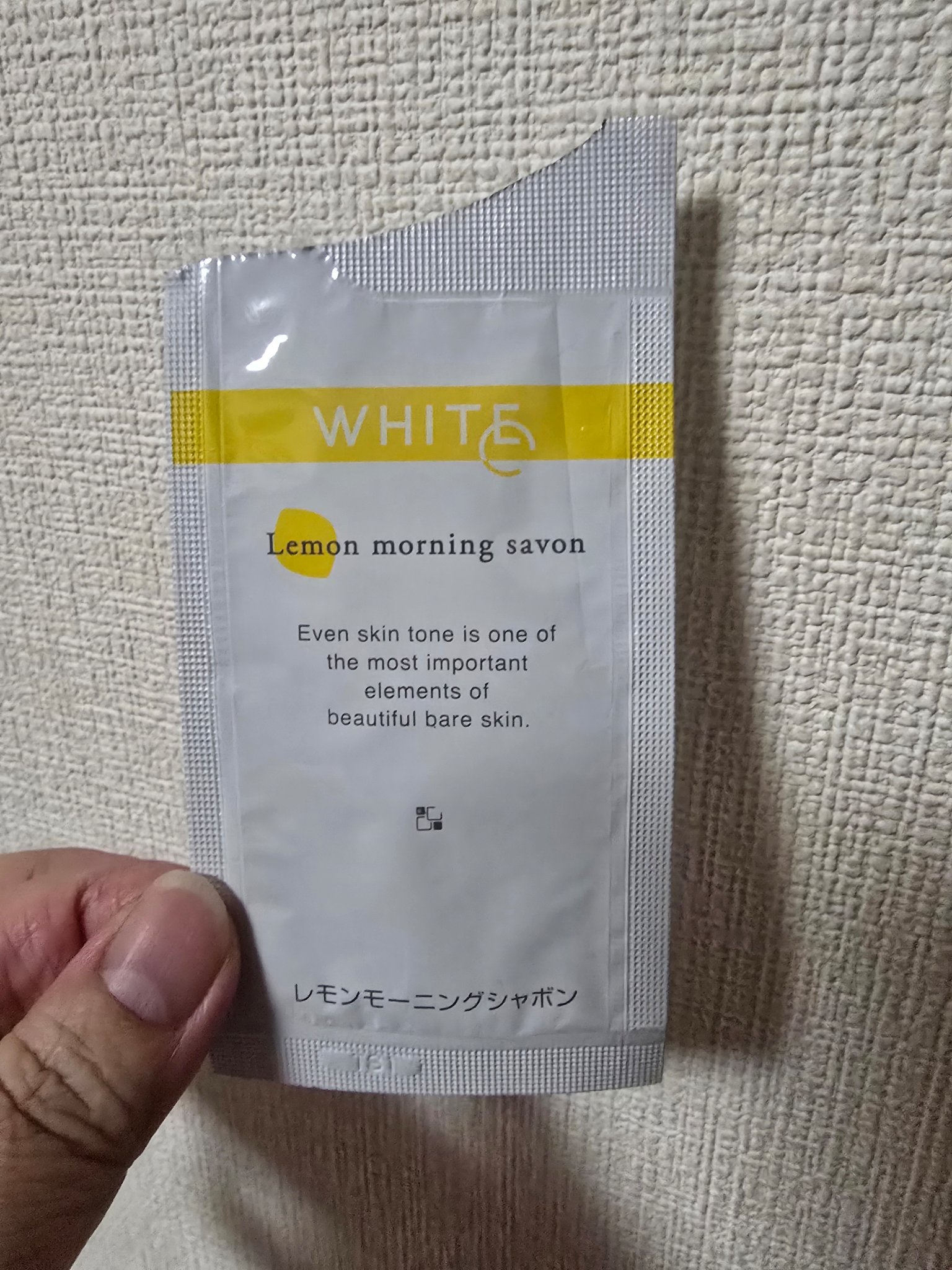 サンプル消化しましたm(_ _)m

凄く良かった♡
薄く化粧した日はこれで終わりでも全然良かった♡

ほんのりレモンの香りがします💜🍋

洗浄力を求める方には物足りないかな❓
あと濃いめのメイクも1度で落ちないです❤

#カシー
#ホ