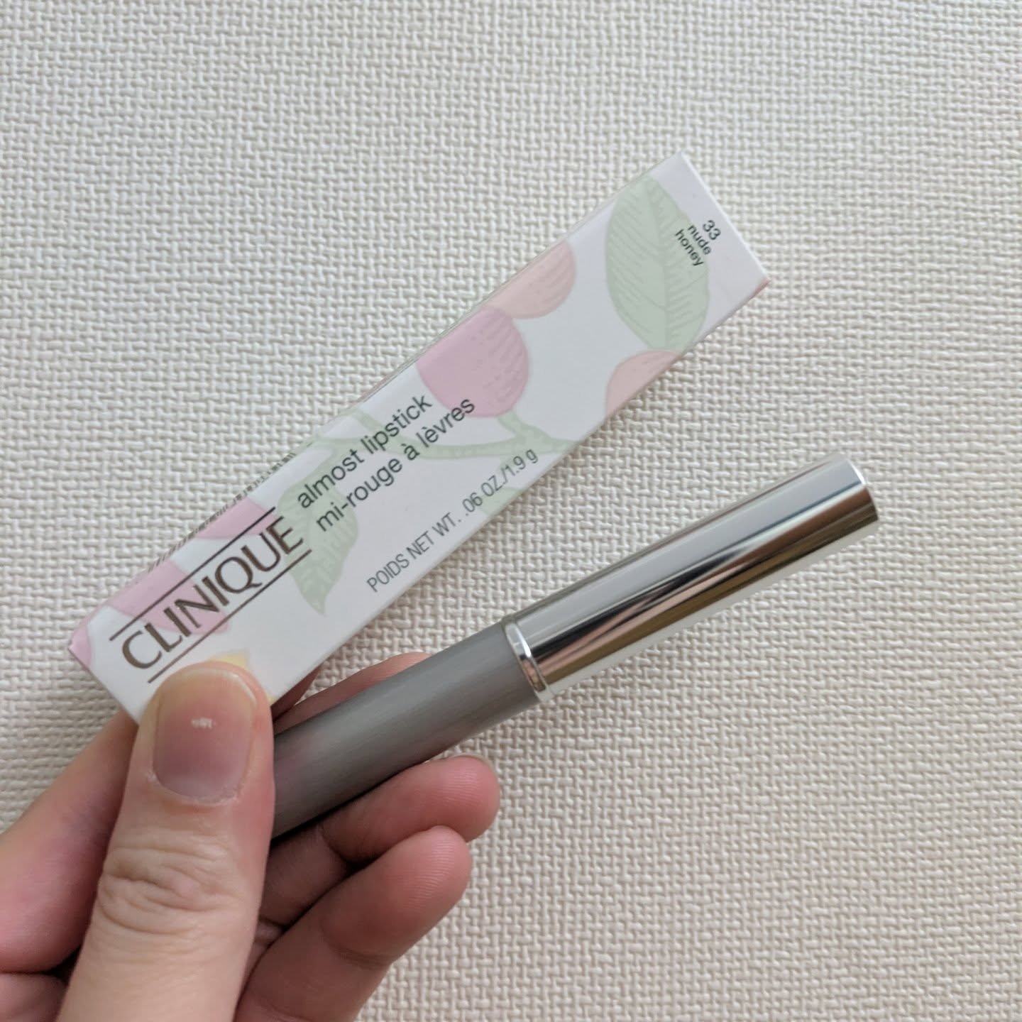 @cosmeからクリニークのリップ、プレゼントいただきました✨

初めてのクリニークです🥰

ぱっと見色が濃いブラウン系たったので、似合うのか心配でしたが、透け感があり馴染みました。
細くて塗りやすいの