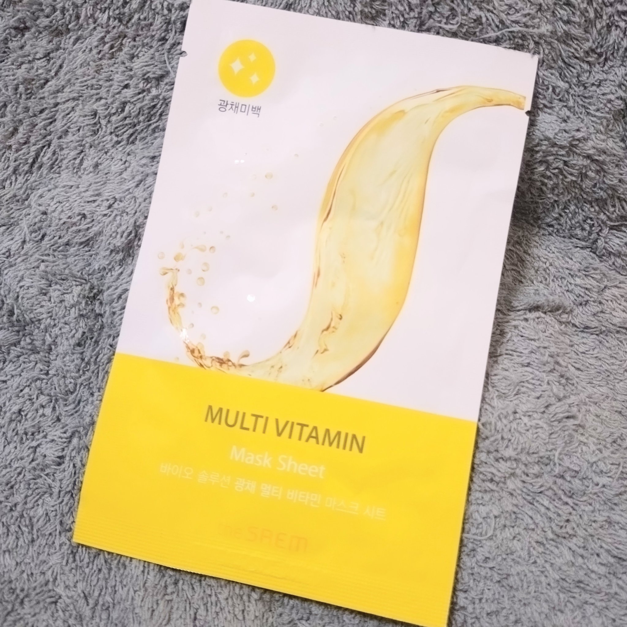 化粧水のあとに使うシートマスクです！
とろみが少なく、デイリーに良さそうな使用感です。
そして、シートもちょっと薄い感じ。
置き時間は10〜20分です！
みずみずしいしっとり感はあるので、特別なスペシャルケアでなく、定期的なデイリーケアに使