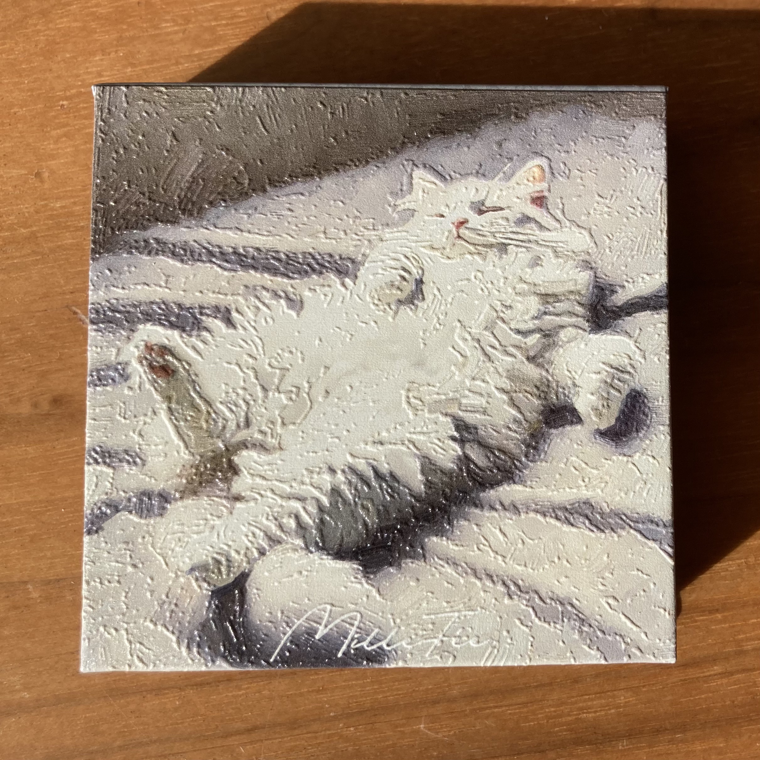  MilleFée❤️マイキティアイパレット

04　ミヌエット

LIPSショッピングで購入しました。
パケのエンボス加工ネコちゃんが可愛い！

思ってたよりも大人しいラメ。
粉っぽい粉質、指塗りしたほうがいい
色味はちゃんと発色するし、