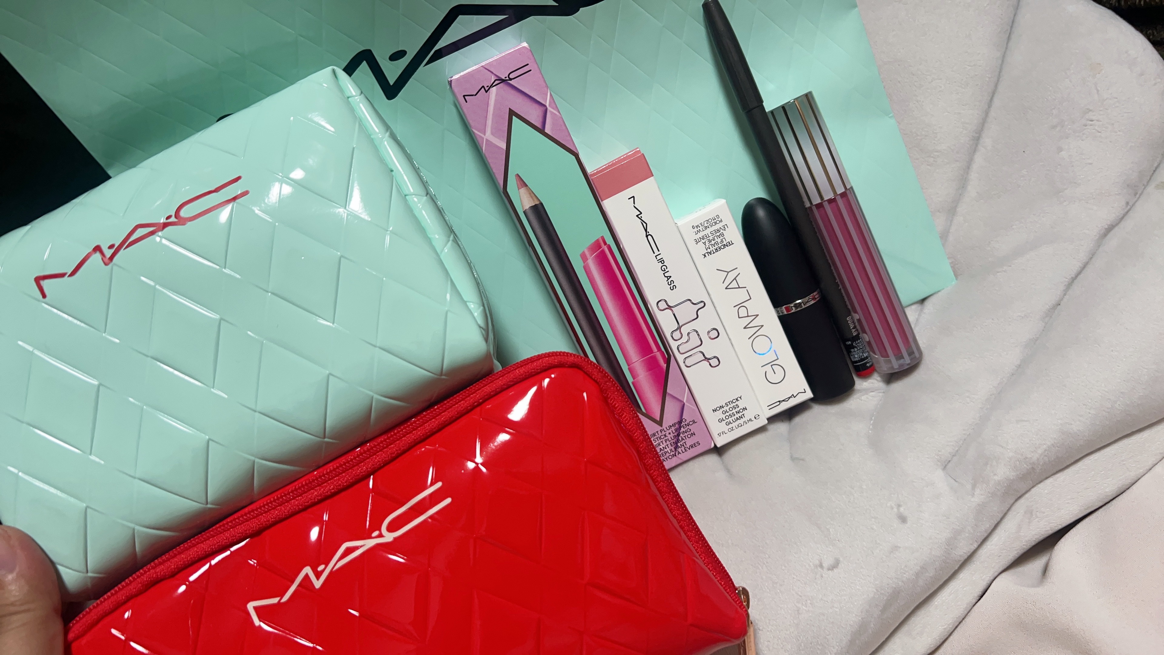 リップガラス エアー スノビッシュ（バブルガムピンク）/M・A・C/リップグロスを使ったクチコミ（1枚目）