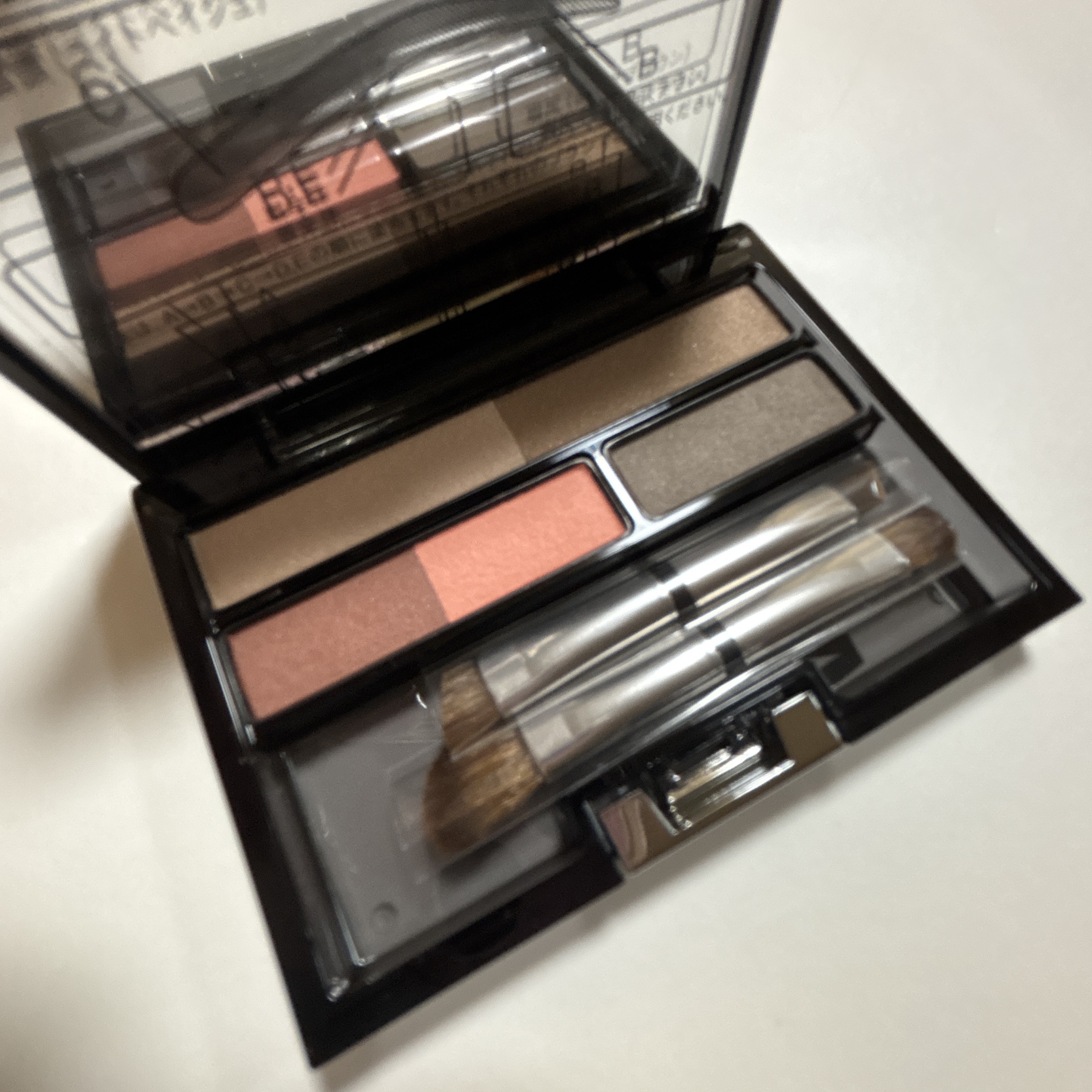 使いやすい…！
IPSAさんのアイブロウ クリエイティブパレット SP 02 ブライトスパイス✨️

このパレットは、眉毛を美しく見せるために 5色のパウダー＋4つのブラシ がセットになっていて、
眉全体の形・眉尻・陰影・色味まで計算された