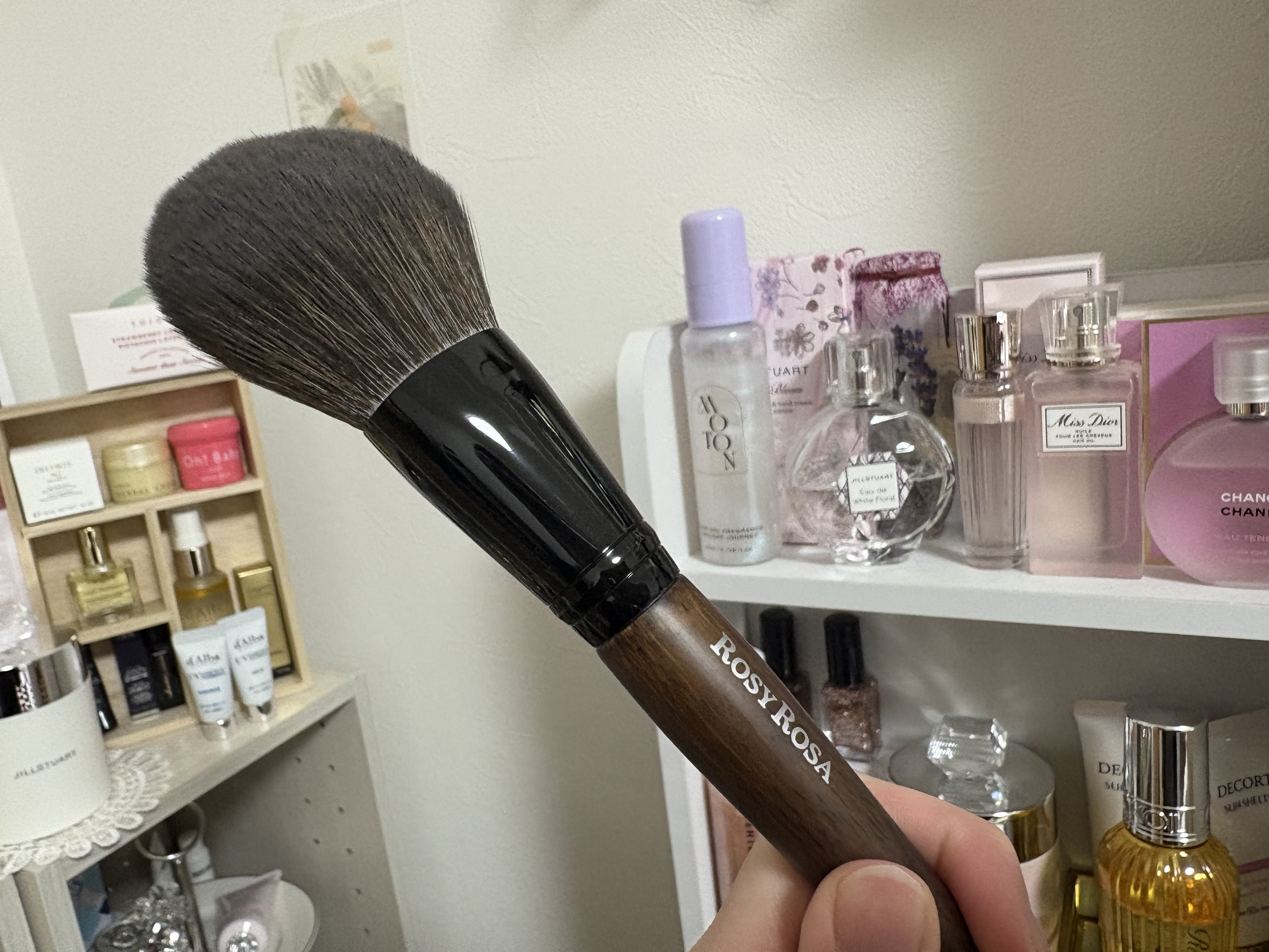 ロージーローザ
【パウダーブラシEX】

大好きなふわふわブラシ！
プレストタイプのフェイスパウダーを使う時はこちらを使っています♪

仕上がりが綺麗ですし、ふわふわして肌に優しく気持ちいいです！

#ロージーローザ
#パウダーブラシ 
#