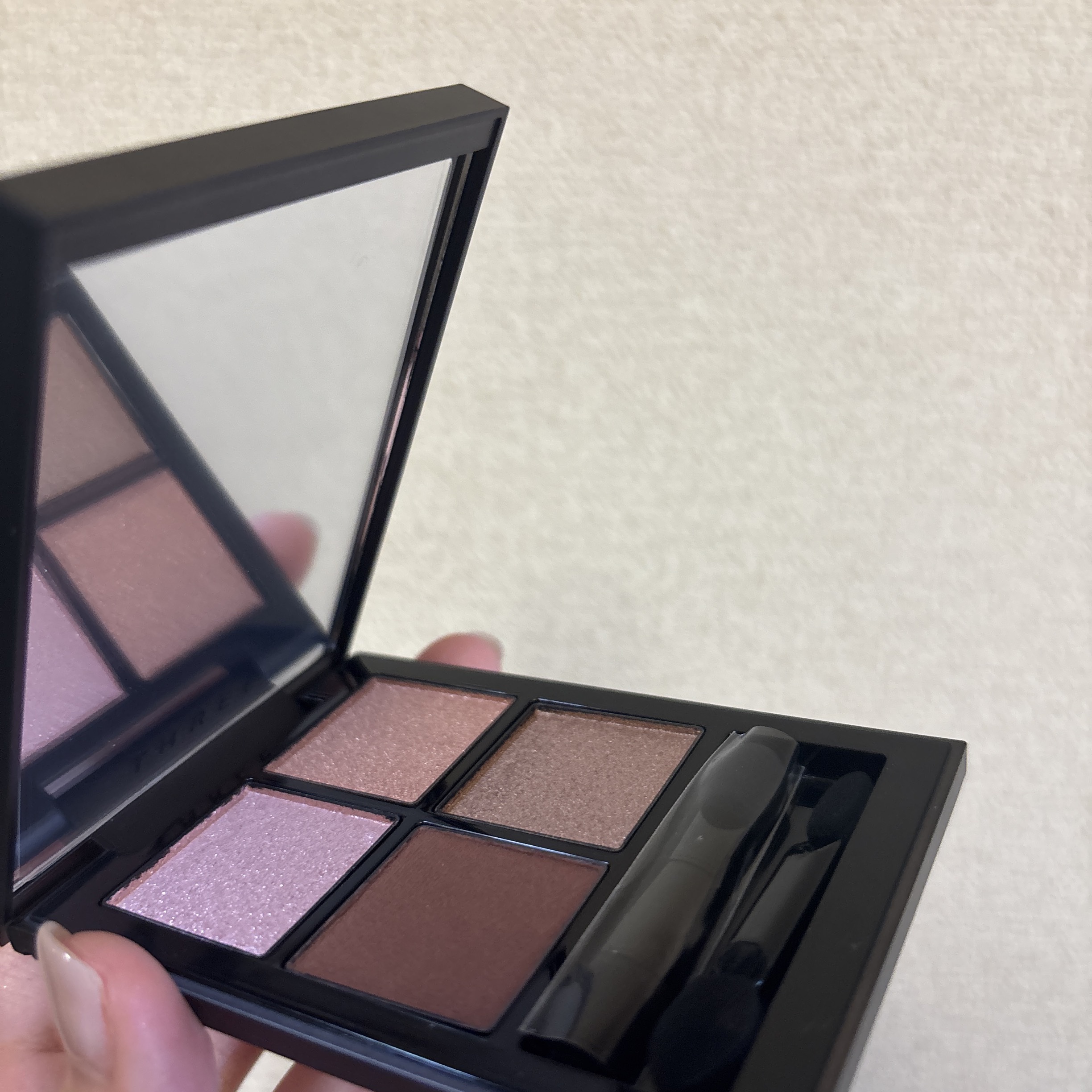 立体感…！！
THREEさんのTHREE スターゲージング アイシャドウクアッド 05 BEAUTIFUL BONNIE✨️

ピンキー・ブラウンをベースに、ブルー・レッド・ゴールドのパールが重なった “深み×繊細な輝き” の配色が特徴の4