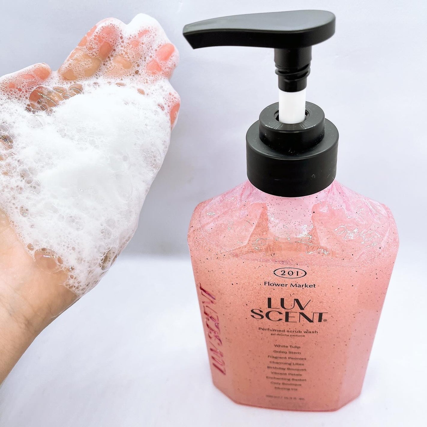 スクラブボディウォッシュ フラワーマーケット ホワイトチューリップ/LUV SCENT/ボディスクラブを使ったクチコミ(3枚目)