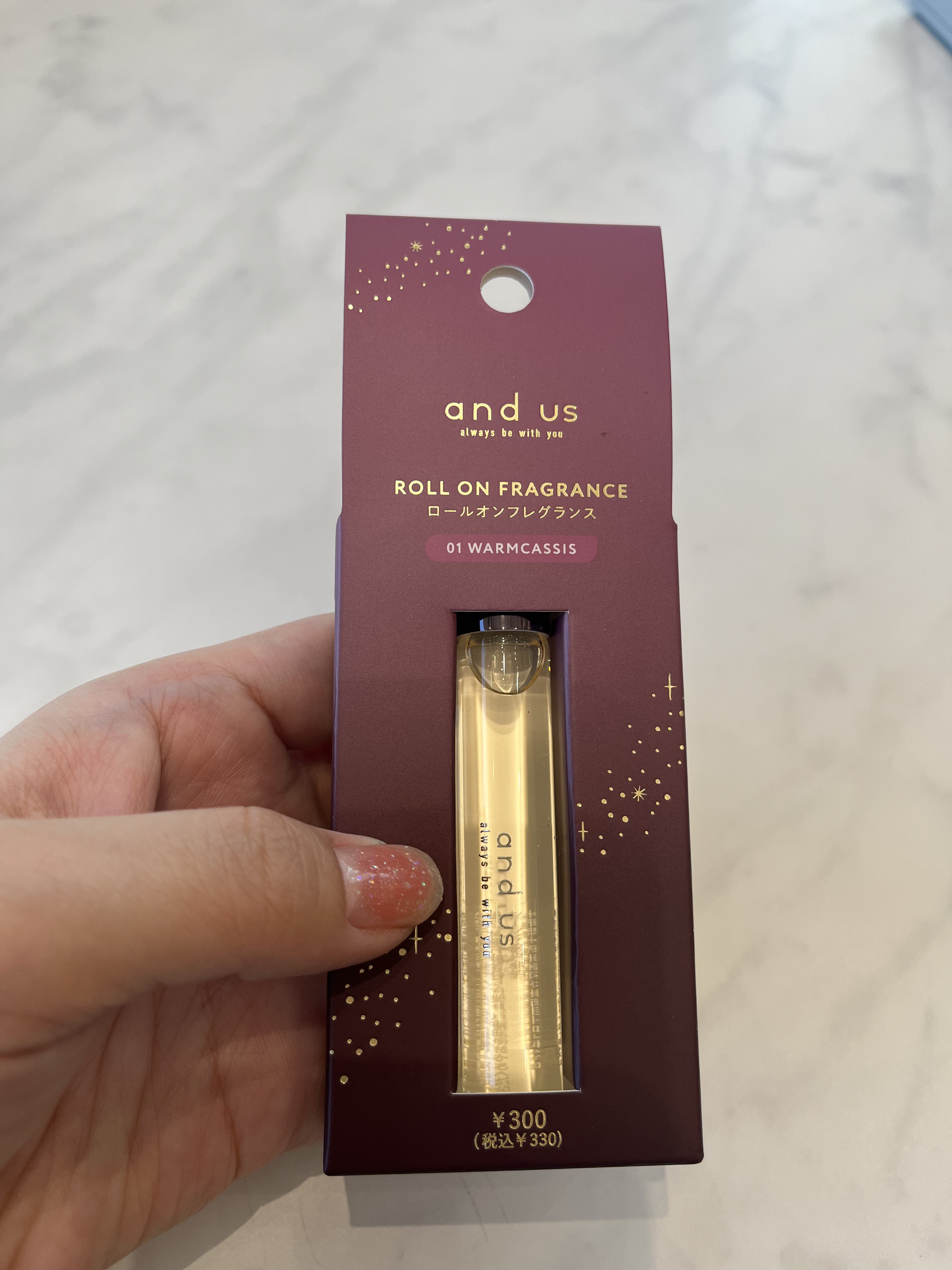 スリコ　ホリデー限定コスメ✨

ロールオンタイプで小さくて持ち運びしやすい！！

香り
WARMCASSIS
甘酸っぱいカシスに温もりを添えた、華やかで落ち着きのある果実の香り。

香りどこかで香ったことのある香り笑
330円と安いのもグッ