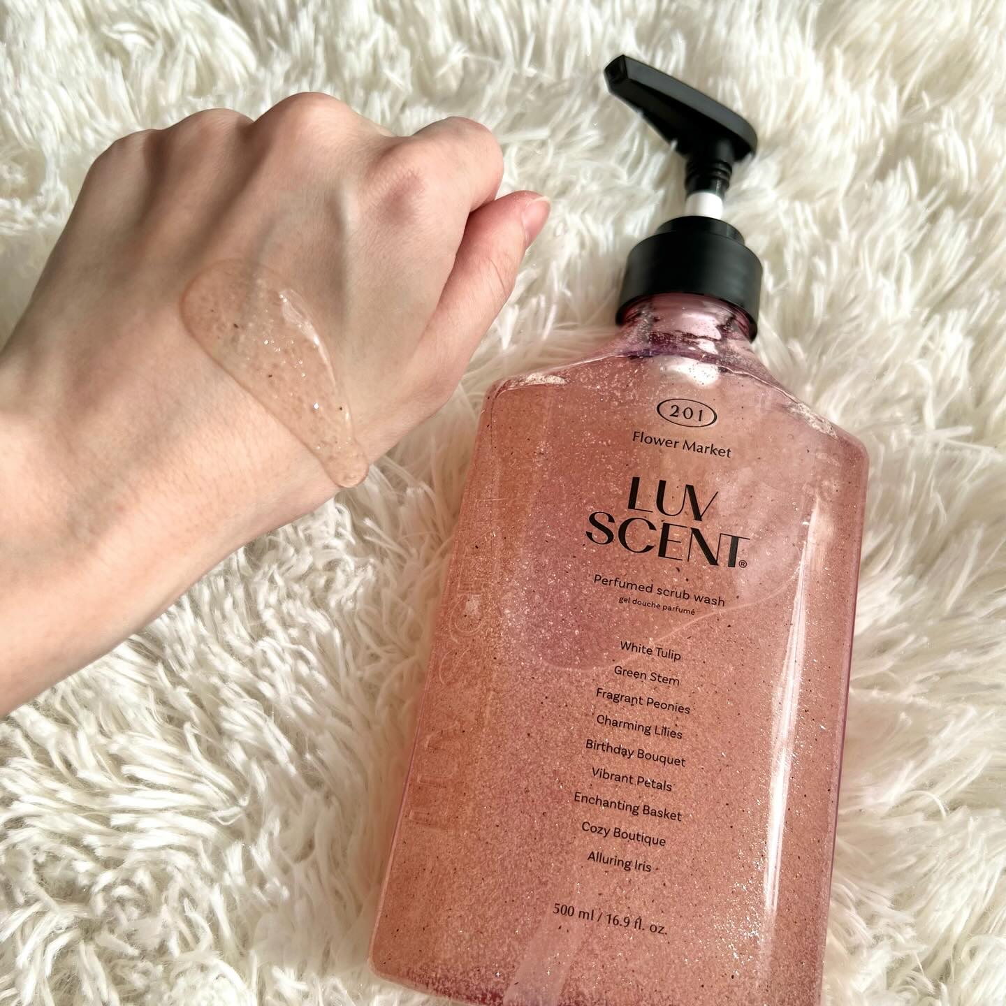 スクラブボディウォッシュ フラワーマーケット ホワイトチューリップ/LUV SCENT/ボディスクラブを使ったクチコミ（2枚目）