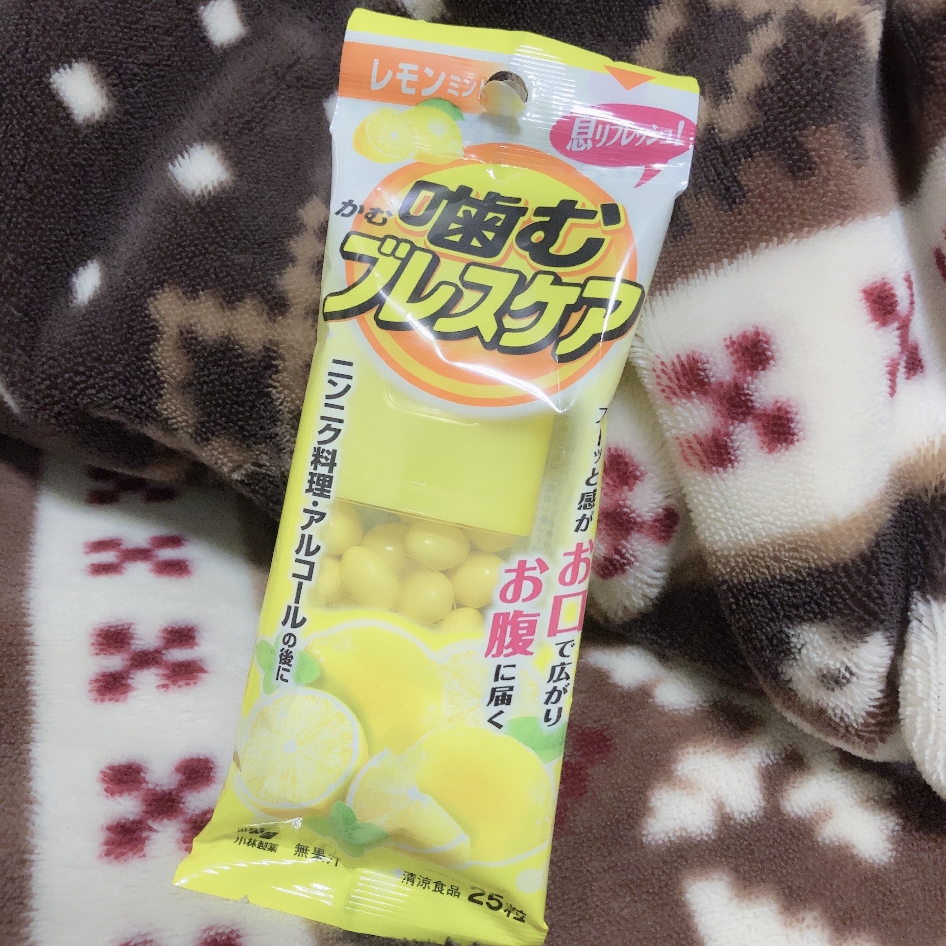 噛むブレスケア レモンミントの感想です。


匂いが気になるものを食べた時もそうだし普通に食事後もちょっと気になるのでブレスケアしたいし気軽に取り入れたい時はどこでも見かける噛むブレスケアですね。


【使用感】
・めっちゃミントで歯磨きの
