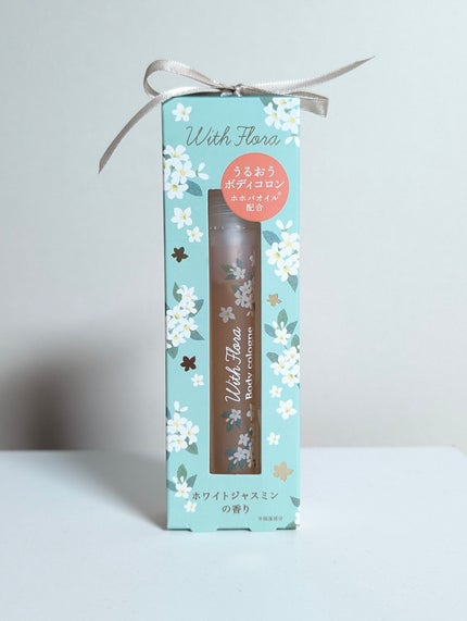 ホワイトジャスミンの香りのボディコロンです😊
匂いはスッキリしたフローラルだったよ❗️
甘めの可愛らしいフローラルとは違ってオリエンタルと言うか...
エキゾチックな感じって言えばいいのかな⁉️
コ