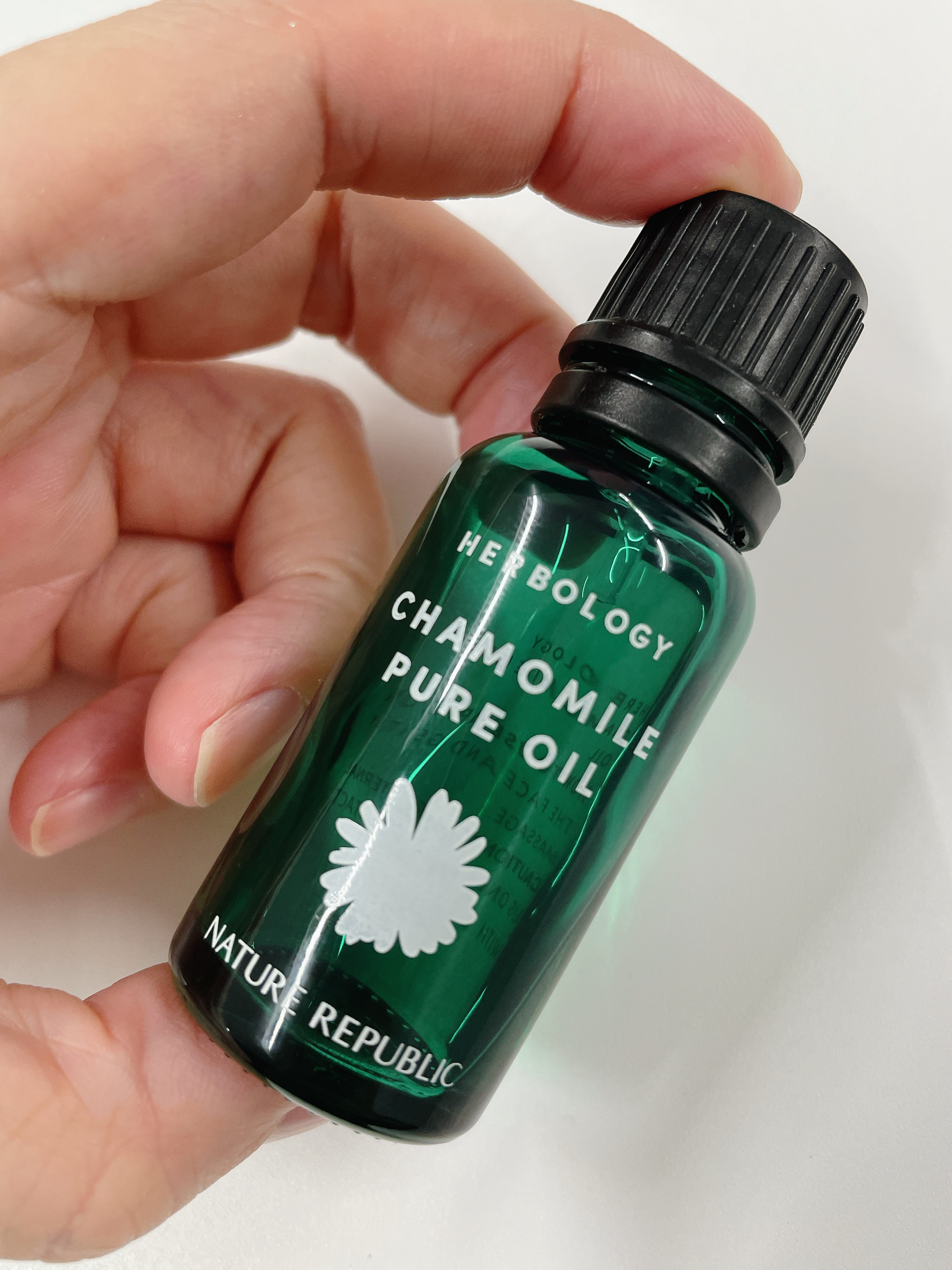 もう終売してしまったネイチャーリパブリックさんのハーブオロジーカモミールピュアオイル✨

私は瞼が荒れやすいのだけど、荒れている時の救世主がこのオイルなんです✨️

ハーブオロジーのシリーズは消費期限も過ぎてしまったから、さみしい🥺

似