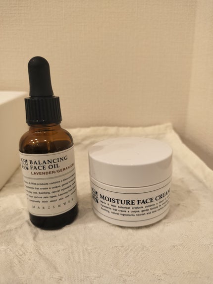 寒さと乾燥が本格的に厳しくなって来ましたね😥
少しでも心地よく、しっかり保湿したいということで毎日のスキンケアに取り入れているものです。
洗顔後、まずはMARKS&WEBのバランシングフェイスオイルを