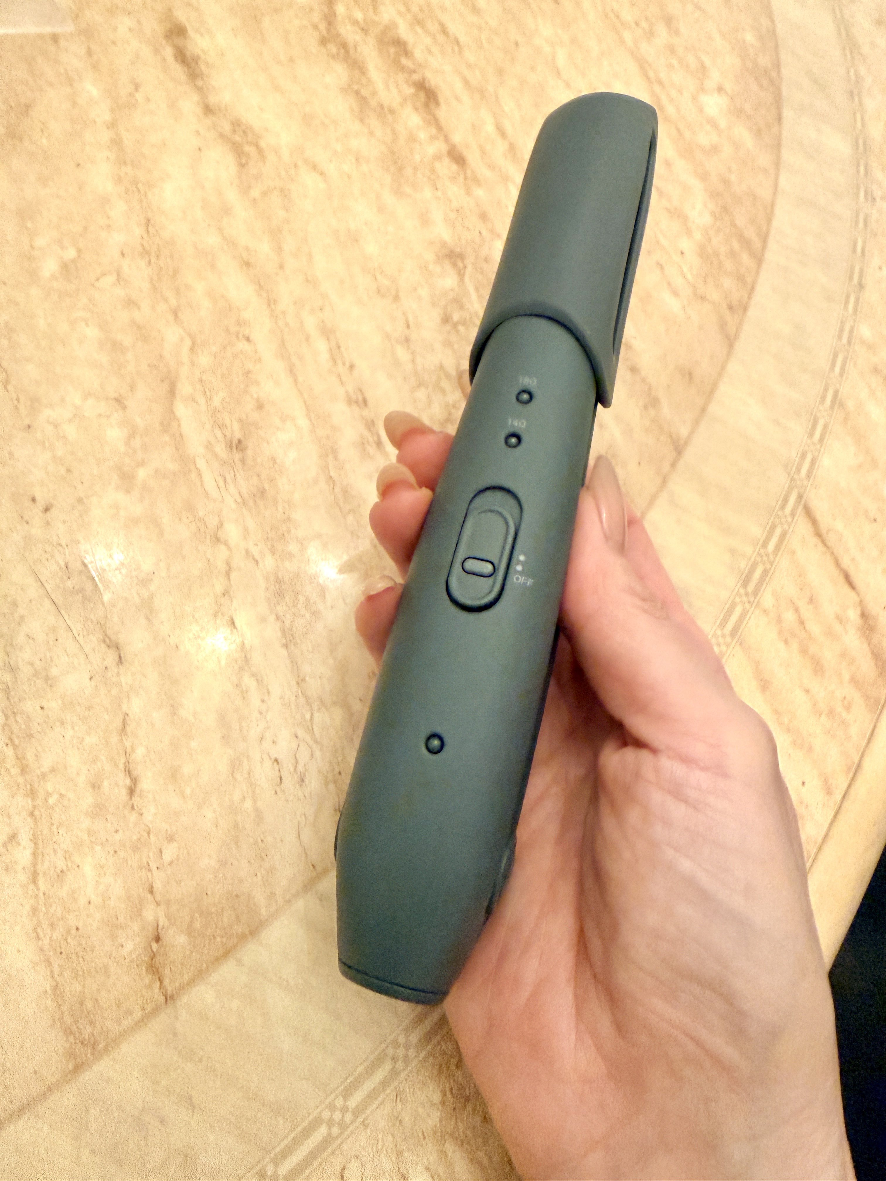 SALONIA（サロニア）
コードレスストレートヘアアイロン 12mm

これすごいの！！
髪に隙間なく密着するクッションプレートを採用。
スタイリングしやすく、前髪のお直しなどに
オススメ。

それだけでなく、なんとスマホの充電も可能。
