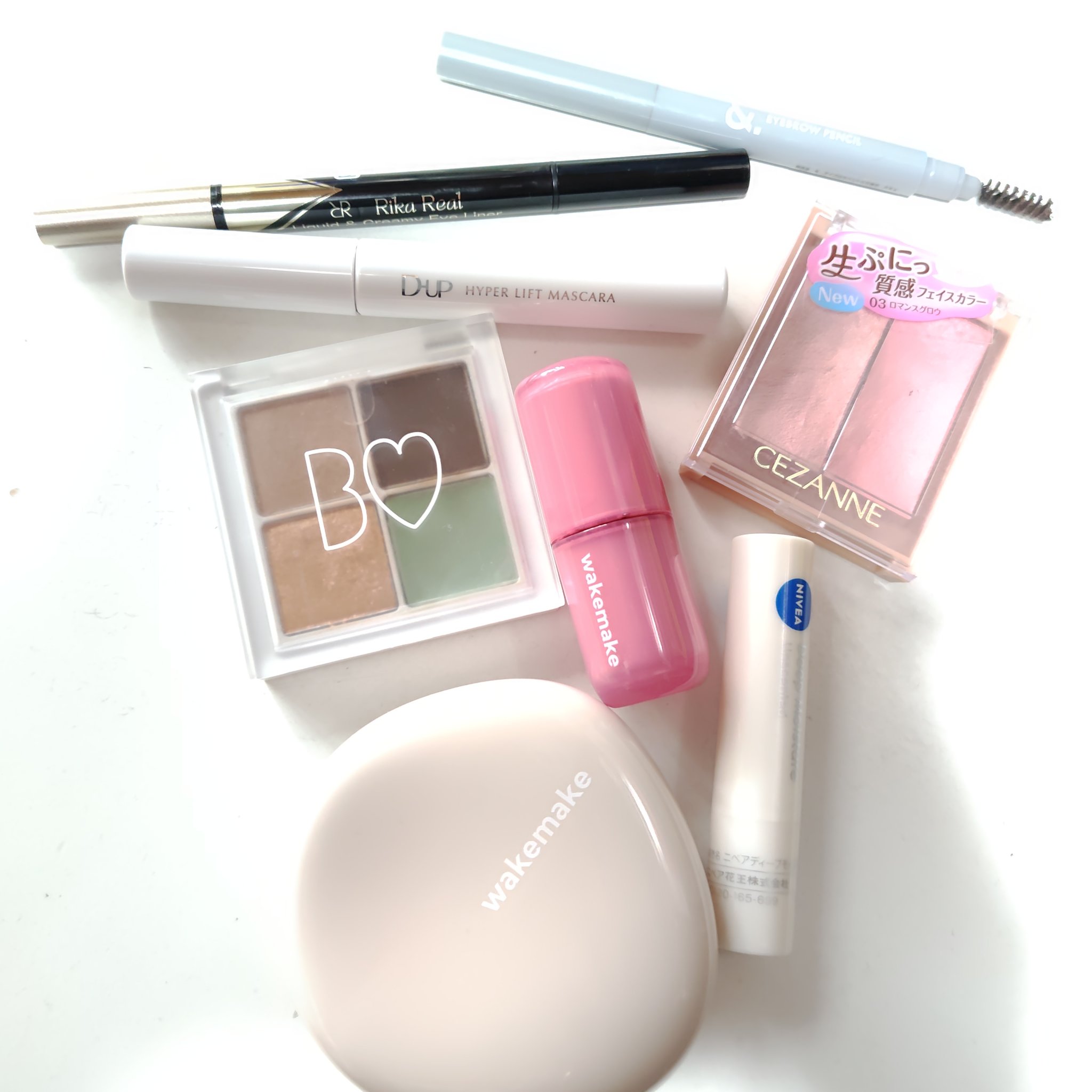 本日のコスメ

✼••┈┈••✼••┈┈••✼••┈┈••✼••
♡　　b idol　
＃THEアイパレ
108決意のブロンドベージュ
限定旧

♡　＃ニベア 
＃ディープモイスチャーリップ
無香料
リピート
1つで使用　 唇の血色 よく見