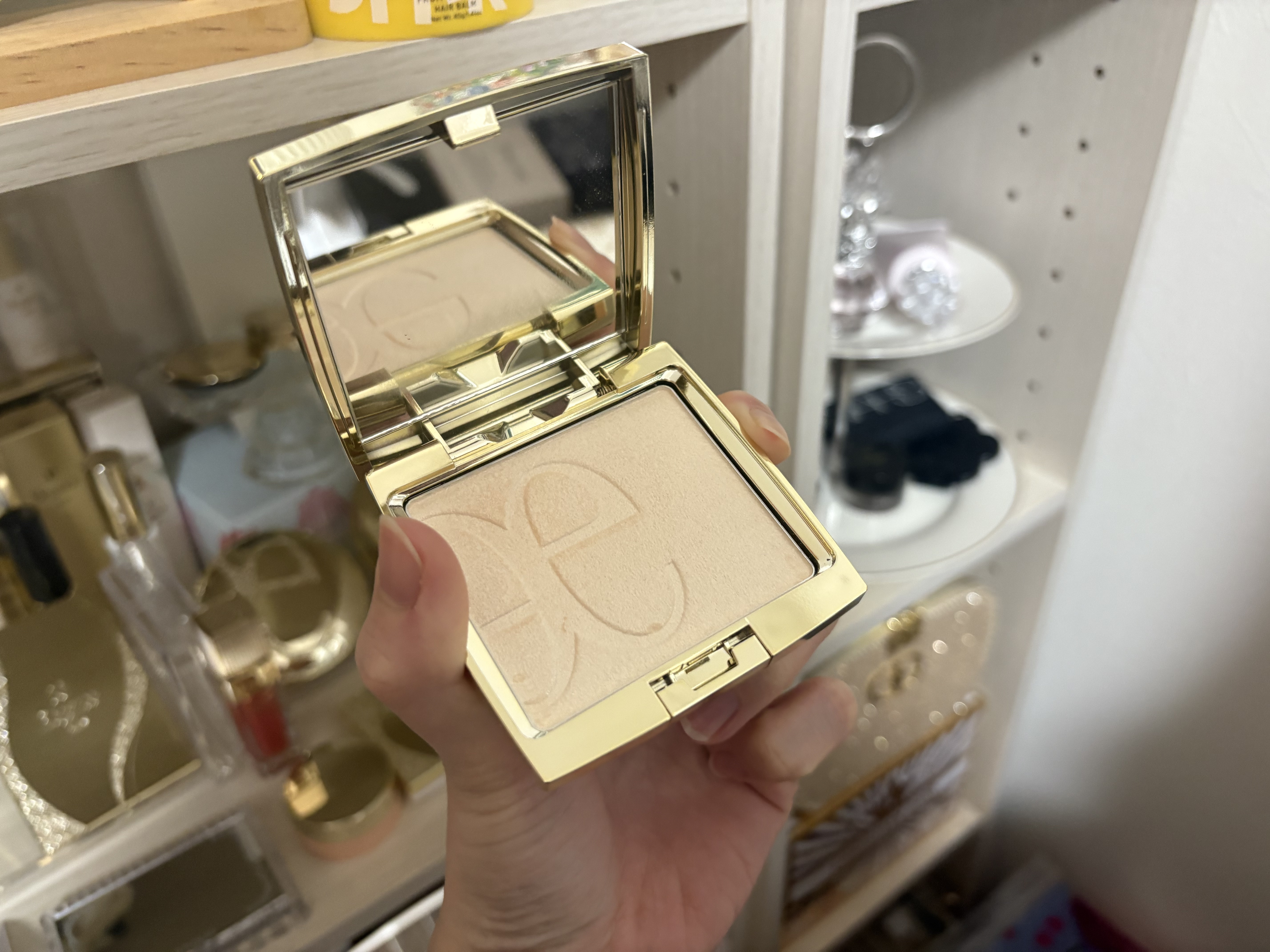 エレガンス アティミエル ヴェール/Elégance/プレストパウダーを使ったクチコミ（1枚目）